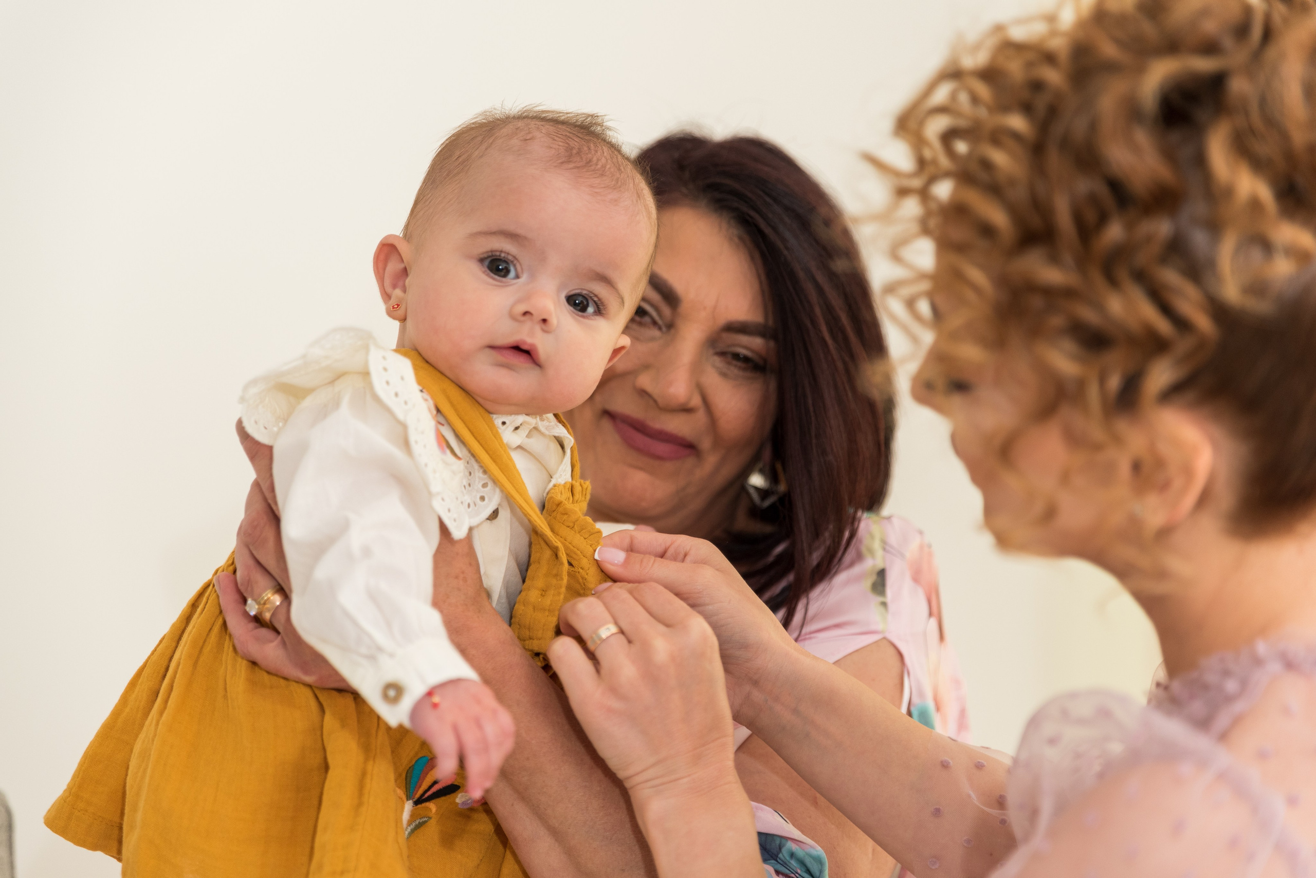 Sedinta foto acasa, fotografii de nunta, fotograf de nunta bucuresti, fotografii nunta acasa, pozing mireasa, obiceiuri, fotografie profesionala nunta, foto cu bebe