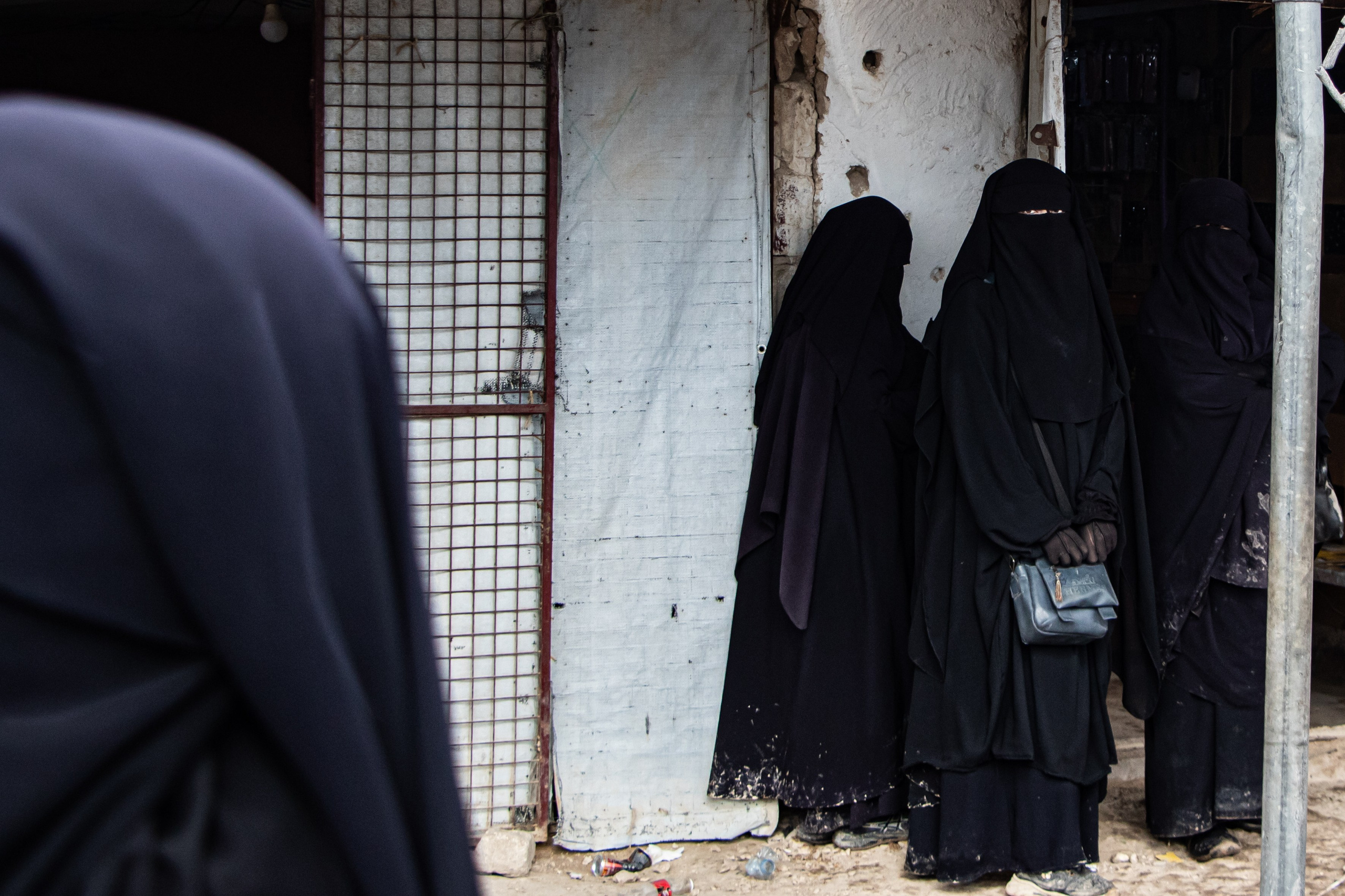 Deux femmes se tiennent à l'écart dans le camps Al-Hol, prisonniers de Daesh, dans le Rojava Kurdistan Syrien.