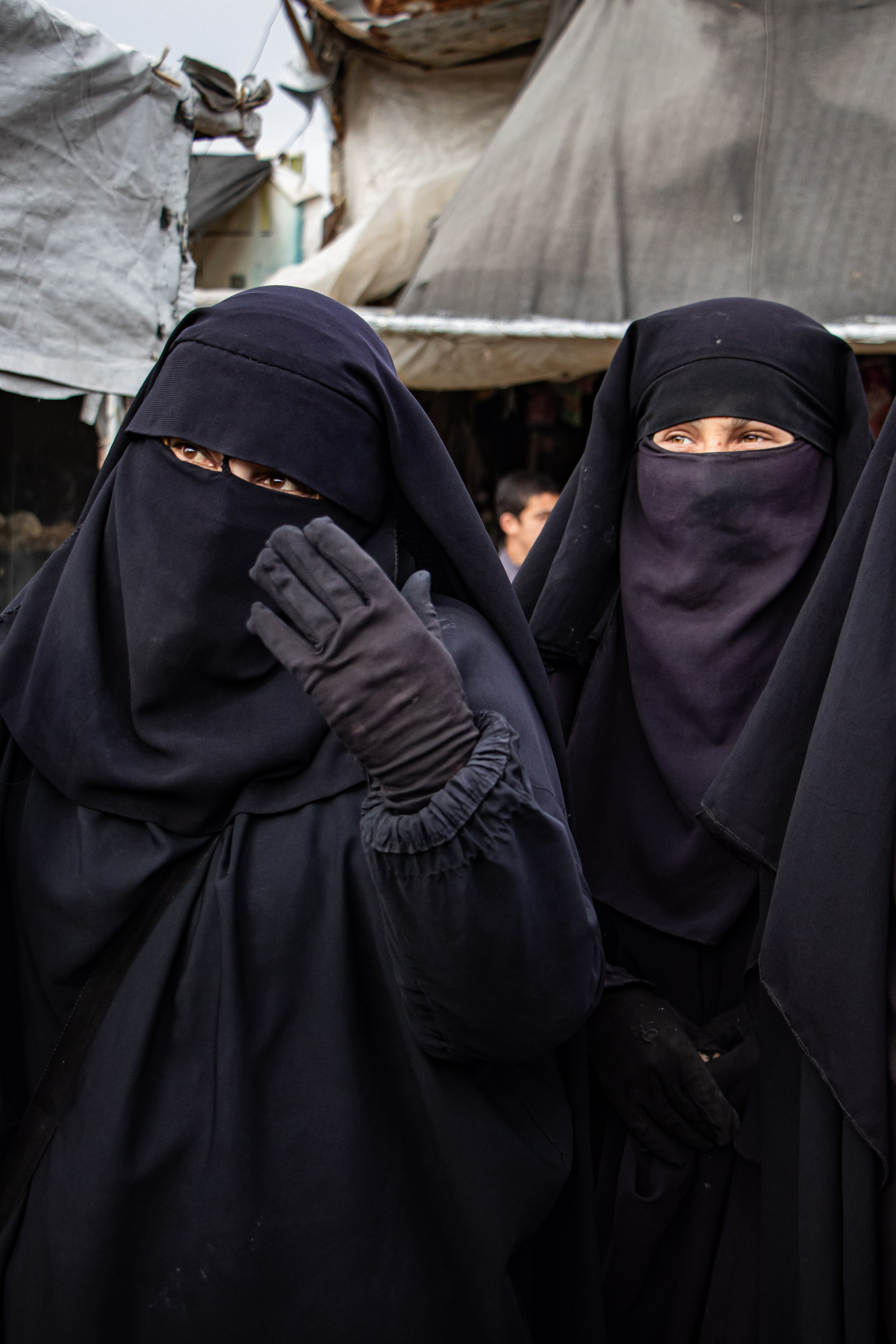 Kurdistan Syrien Camps d'Al-Hol 11 février 2025 : deux femmes dans le camps de prisonnier de Daesh.