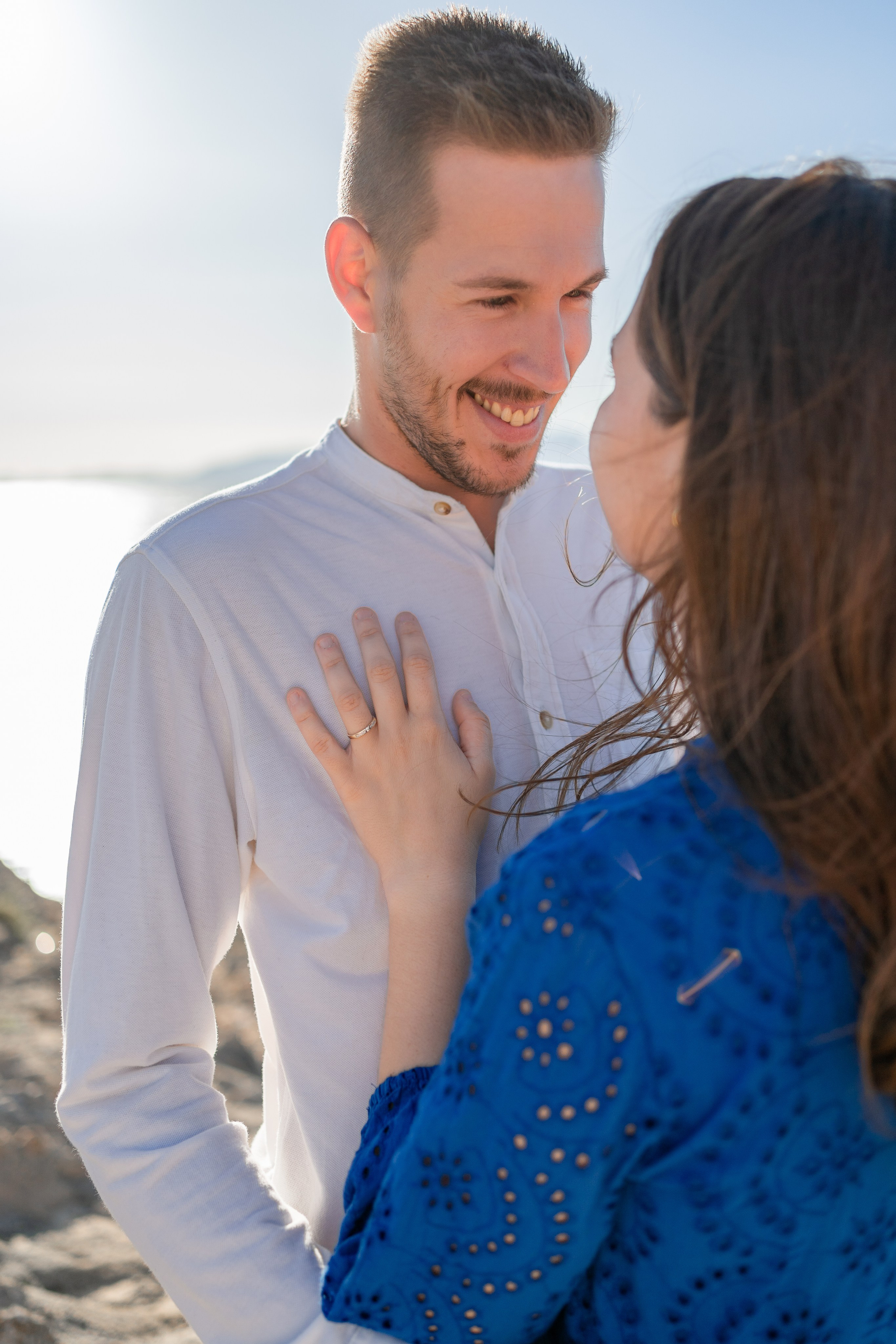 Romantischer Heiratsantrag auf Mallorca – Überraschung am Meer. Deine Fotografin auf Mallorca für Familien und Business