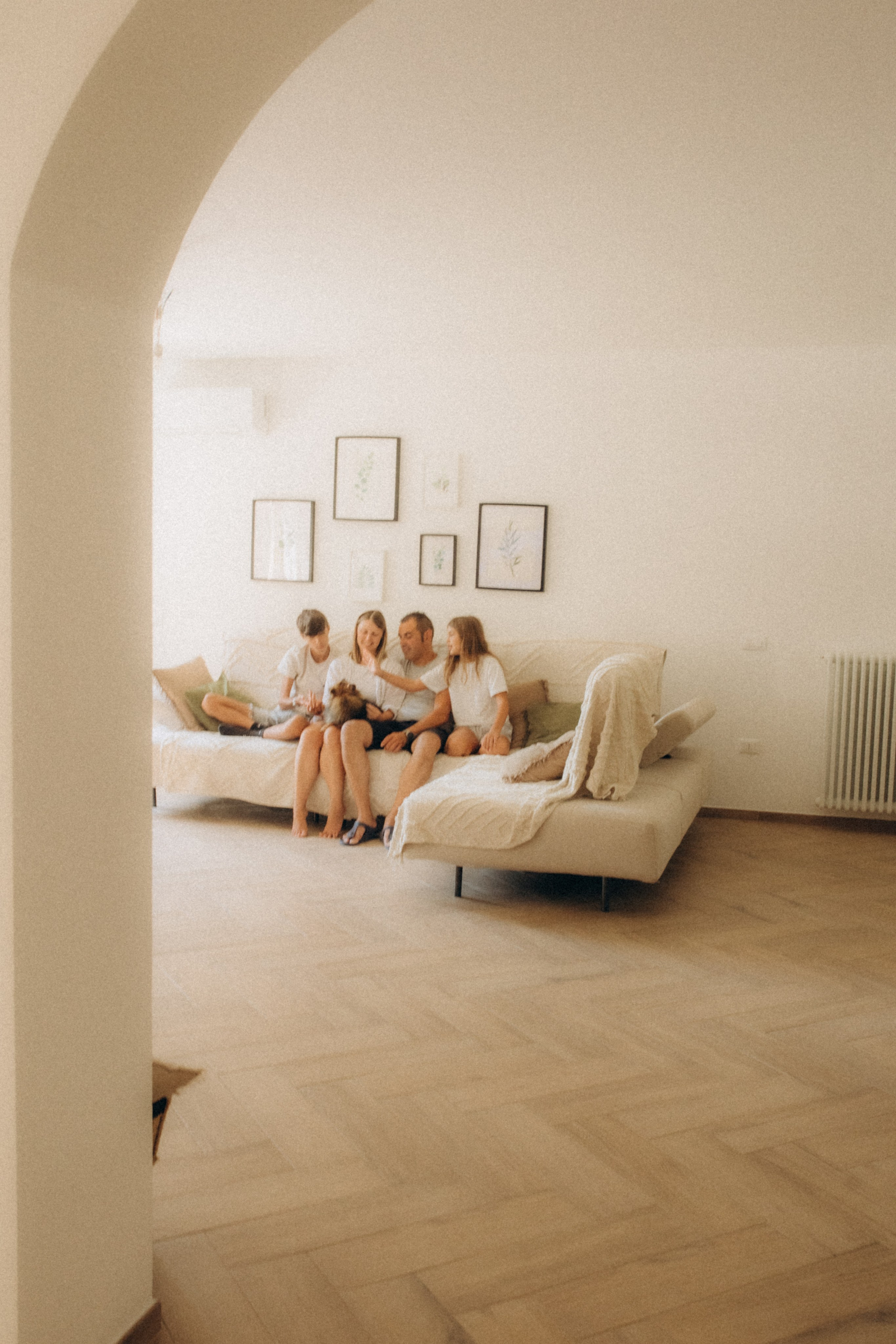Photoshoot dans le jardin au printemps. Je suis Olga, votre photographe de famille à Metz et dans toute la France