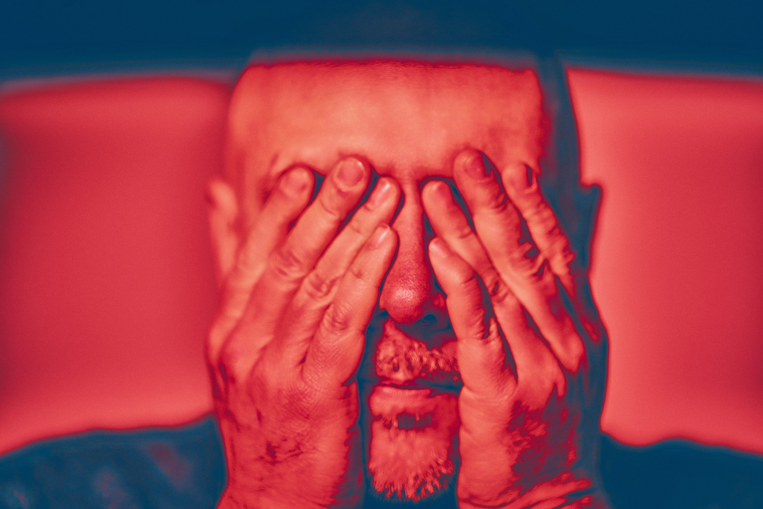 Portretowy fotograf Andriej Szypiłow - Spojrzenie na Kumpla w stylu Noir. Każdy z nas ma swoją ciemną stronę… Portret czarno-biały. BW. Black and White Portrait.