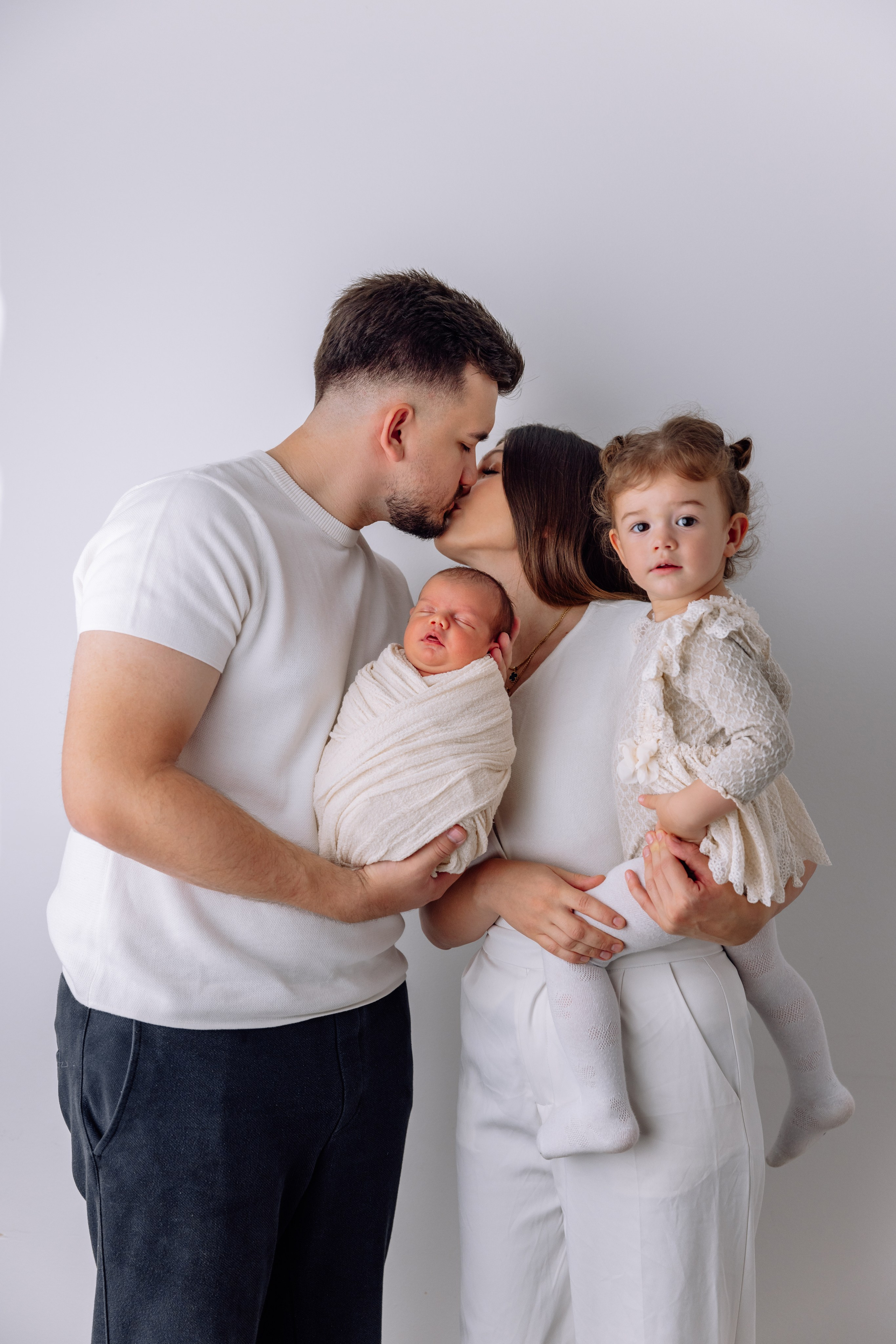 Zwei kleine Prinzessinnen mit Mama und Papa - Familienshooting zuhause. Hochzeitsfotograf München Taufe Familienfotograf Tanja Mauke