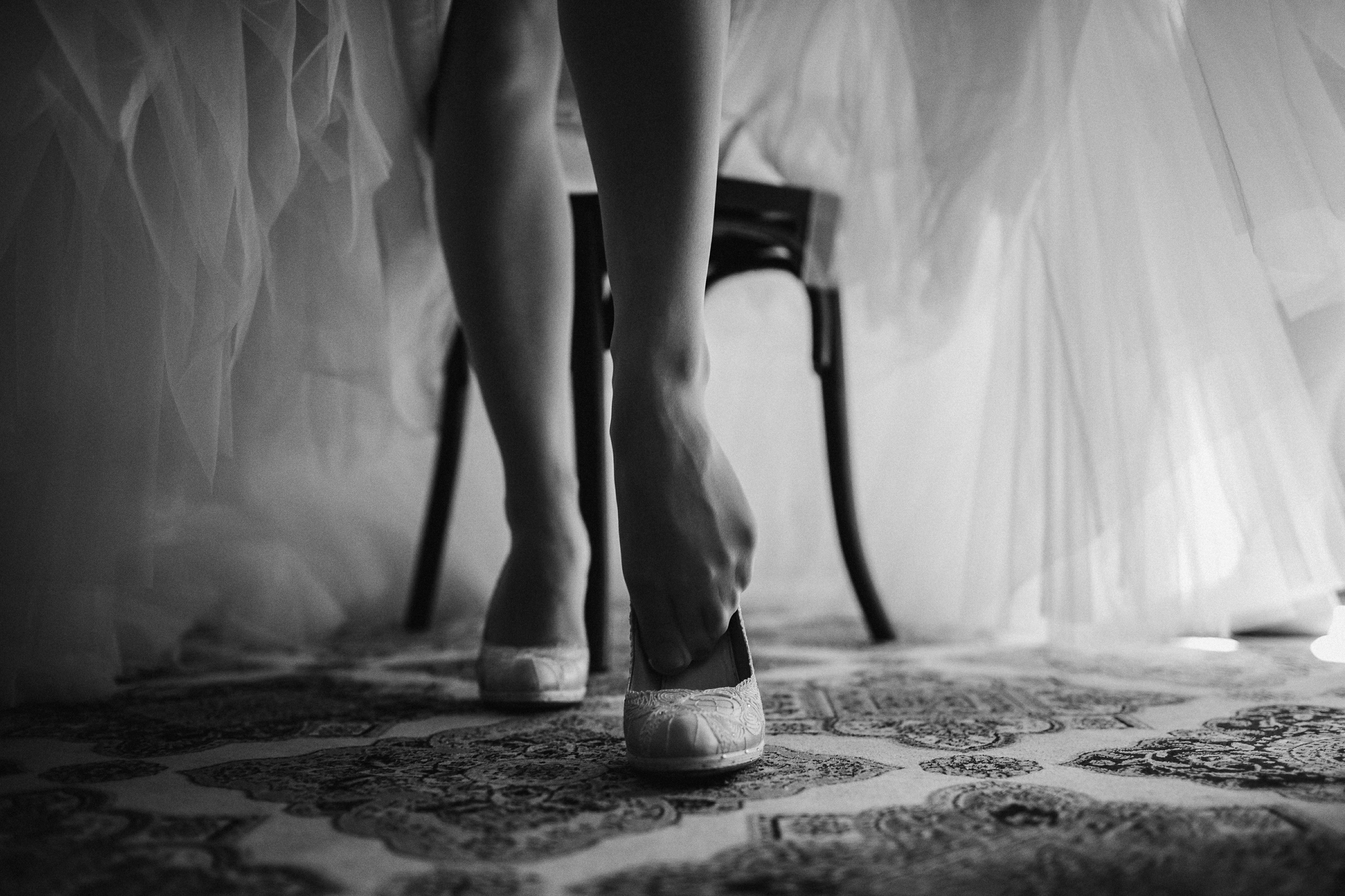 Фотограф в Ирландии чёрно-белая самые красивые фотки утро платье свадебное невеста обувается туфли