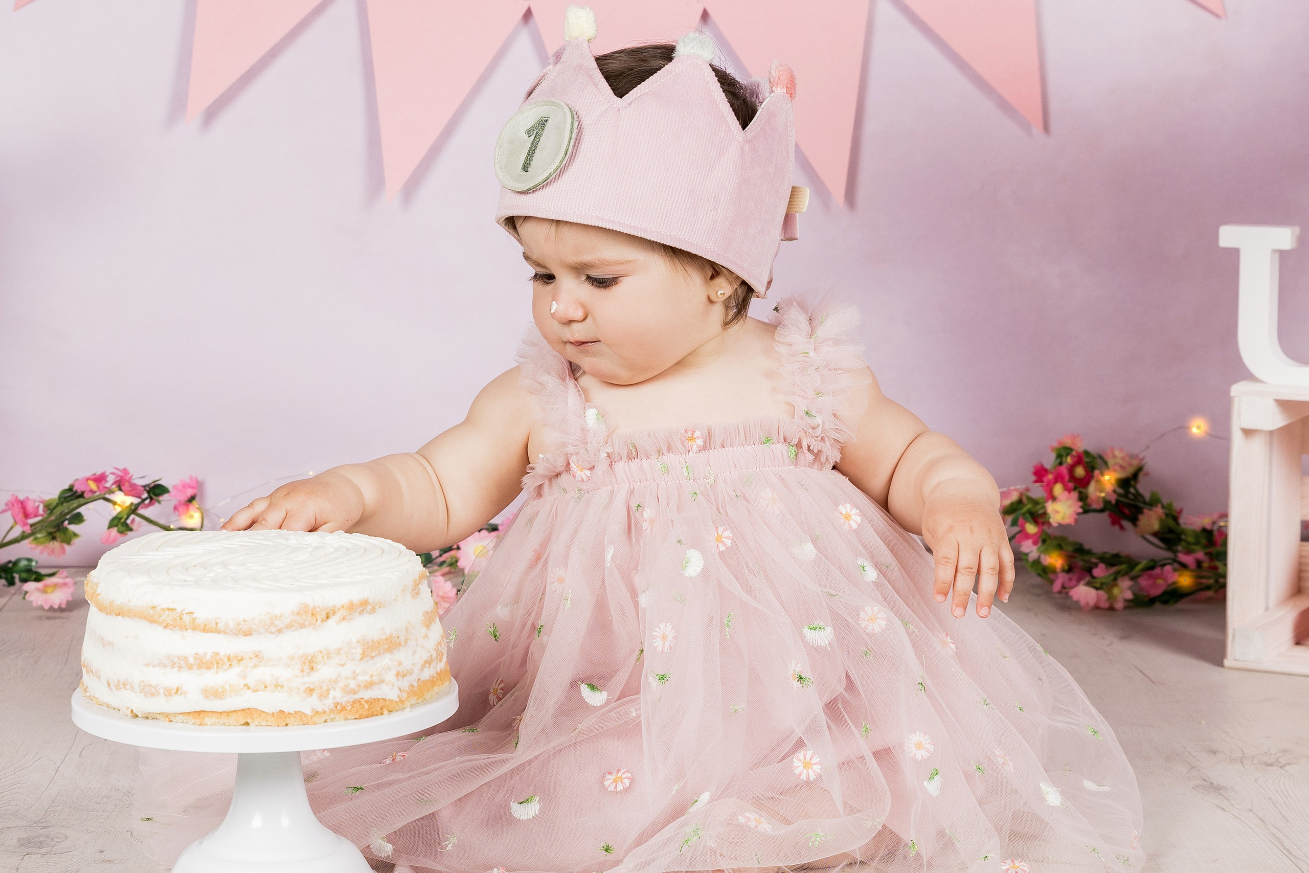 Sesión de fotos 1 año con familia y tarta | Rainbox. Rainbox Estudio de Fotografía