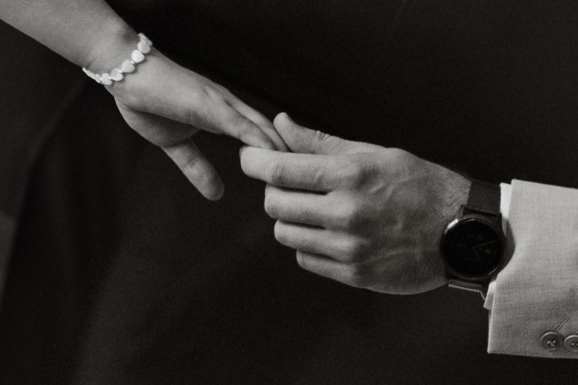 Подготовка к свадьбе в Дрездене — руки жениха и невесты, детали свадьбы 