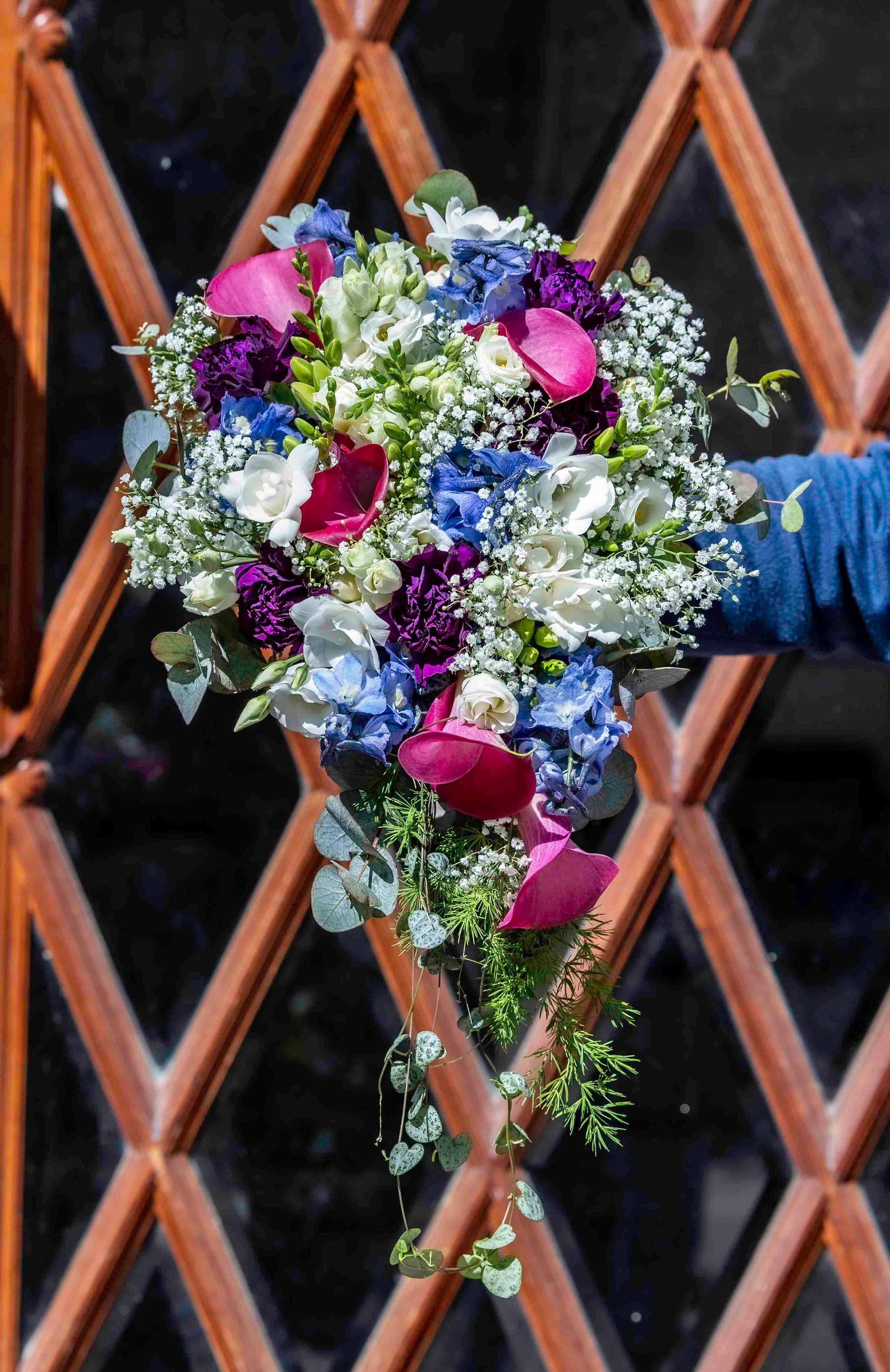 Drømmer du om en smuk brudebuket i dråbeform i Aarhus? Hos Akropolis Blomster skaber vi elegante og personlige dråbebuketter, der passer perfekt til din stil og bryllupsdag. Vi holder til på Tordenskjoldsgade i Aarhus og binder med erfaring, kreativitet og kærlighed.