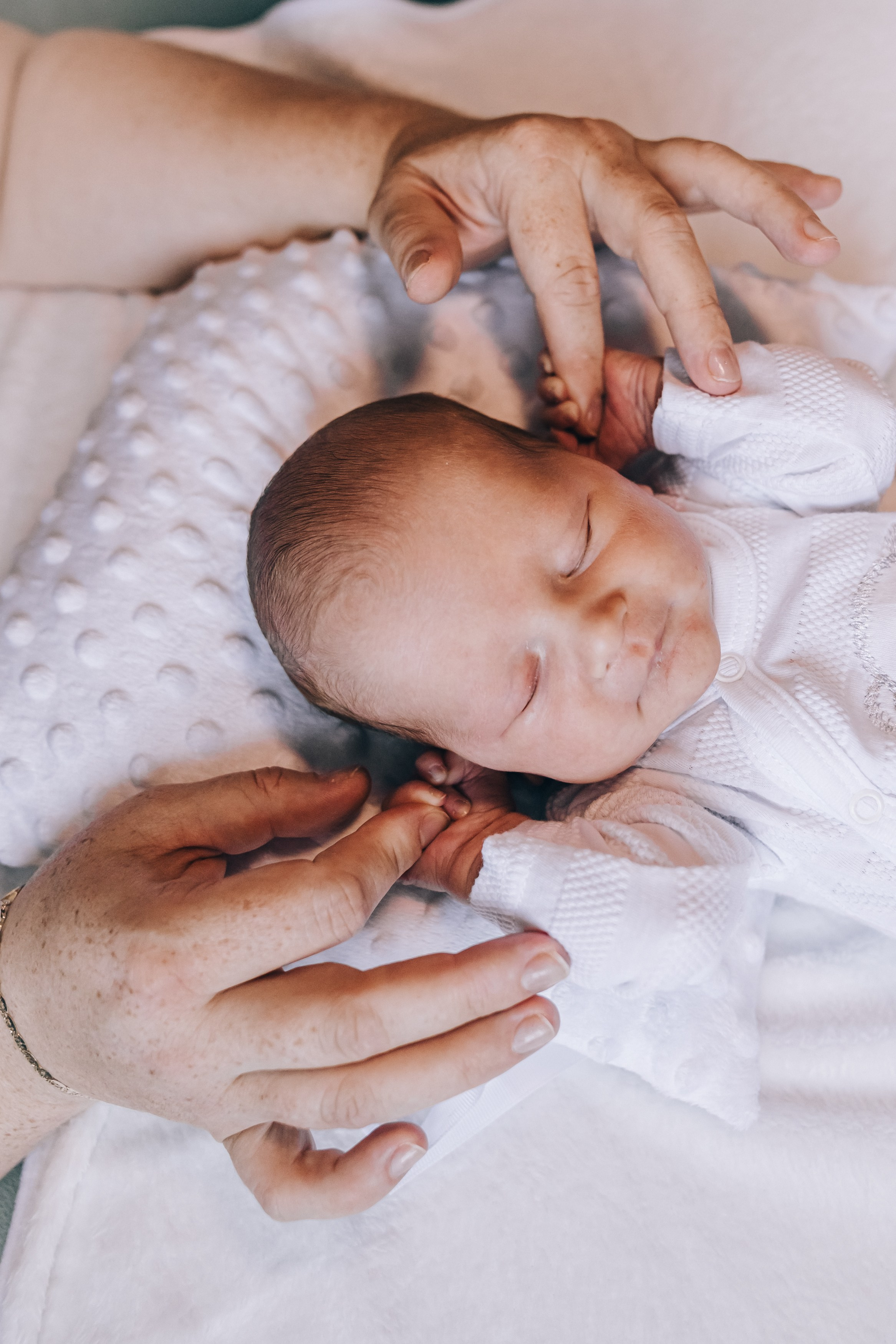 Novorozenecké focení doma — přirozené fotografie plné lásky. Lifestyle a rodinná fotografka v Pisku Oxana Telupilova