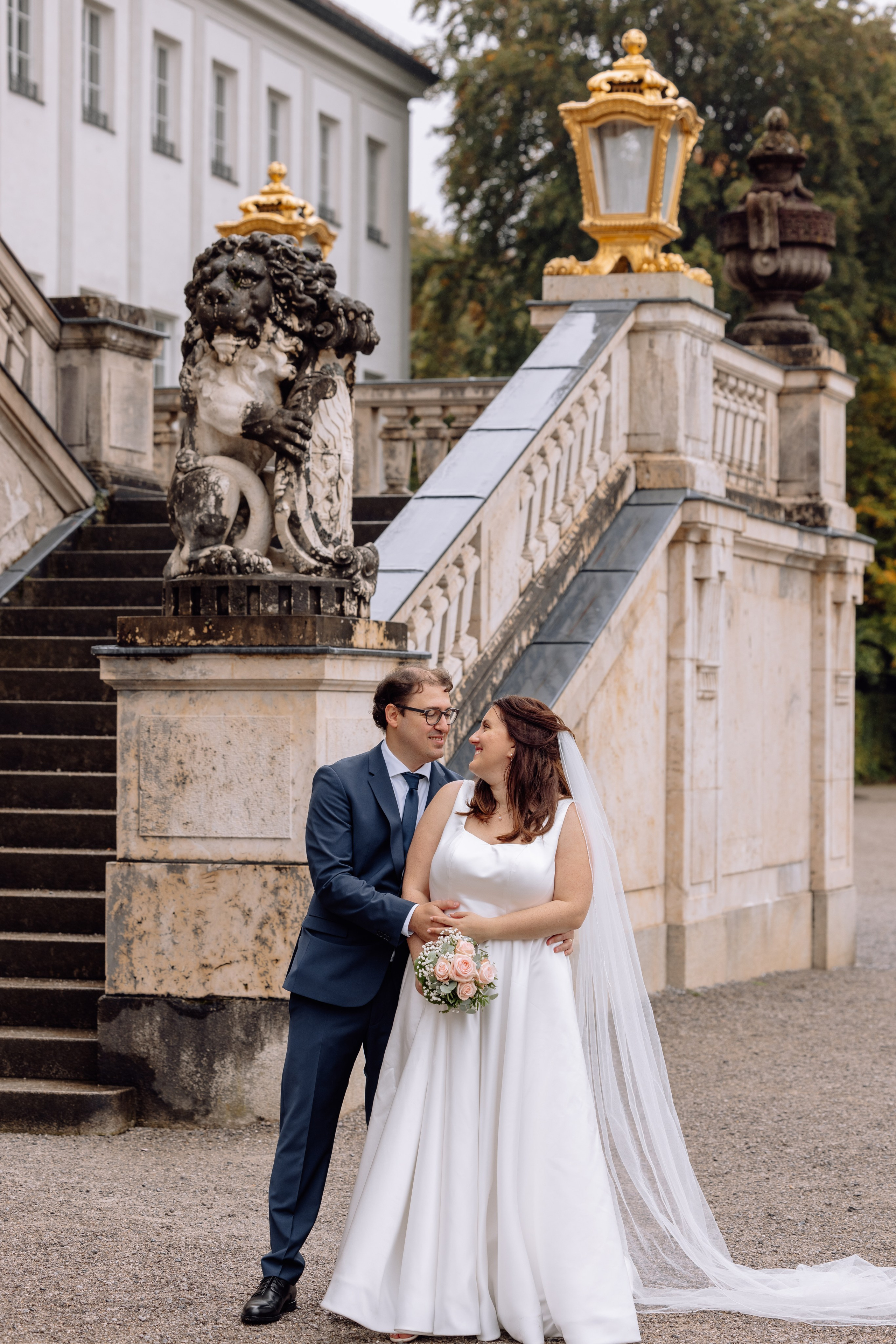 Paar umarmt sich vor dem Schloss Nymphenburg