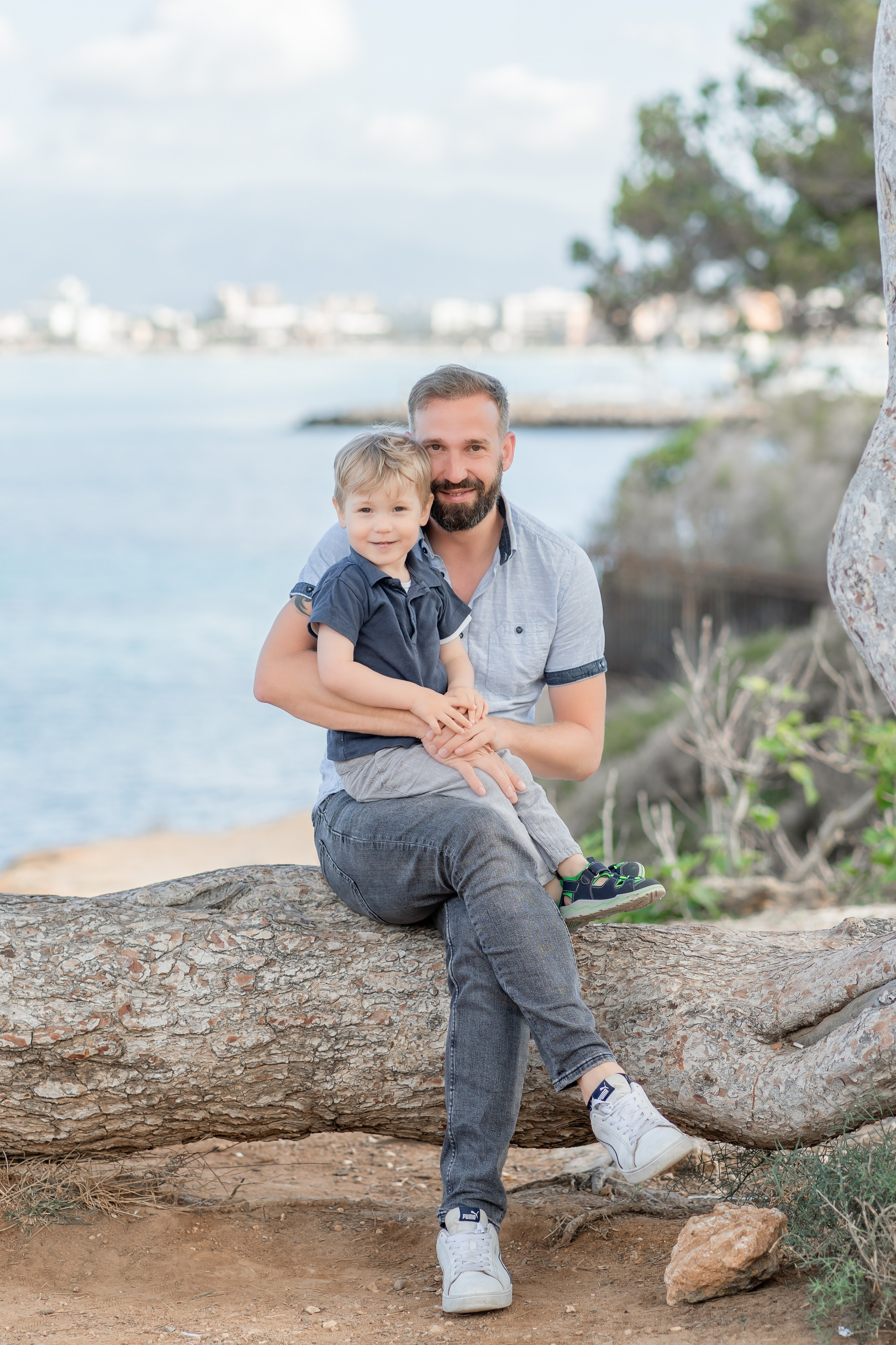 Babybauch-Shooting am Meer auf Mallorca mit Familie. Deine Fotografin auf Mallorca für Familien und Business