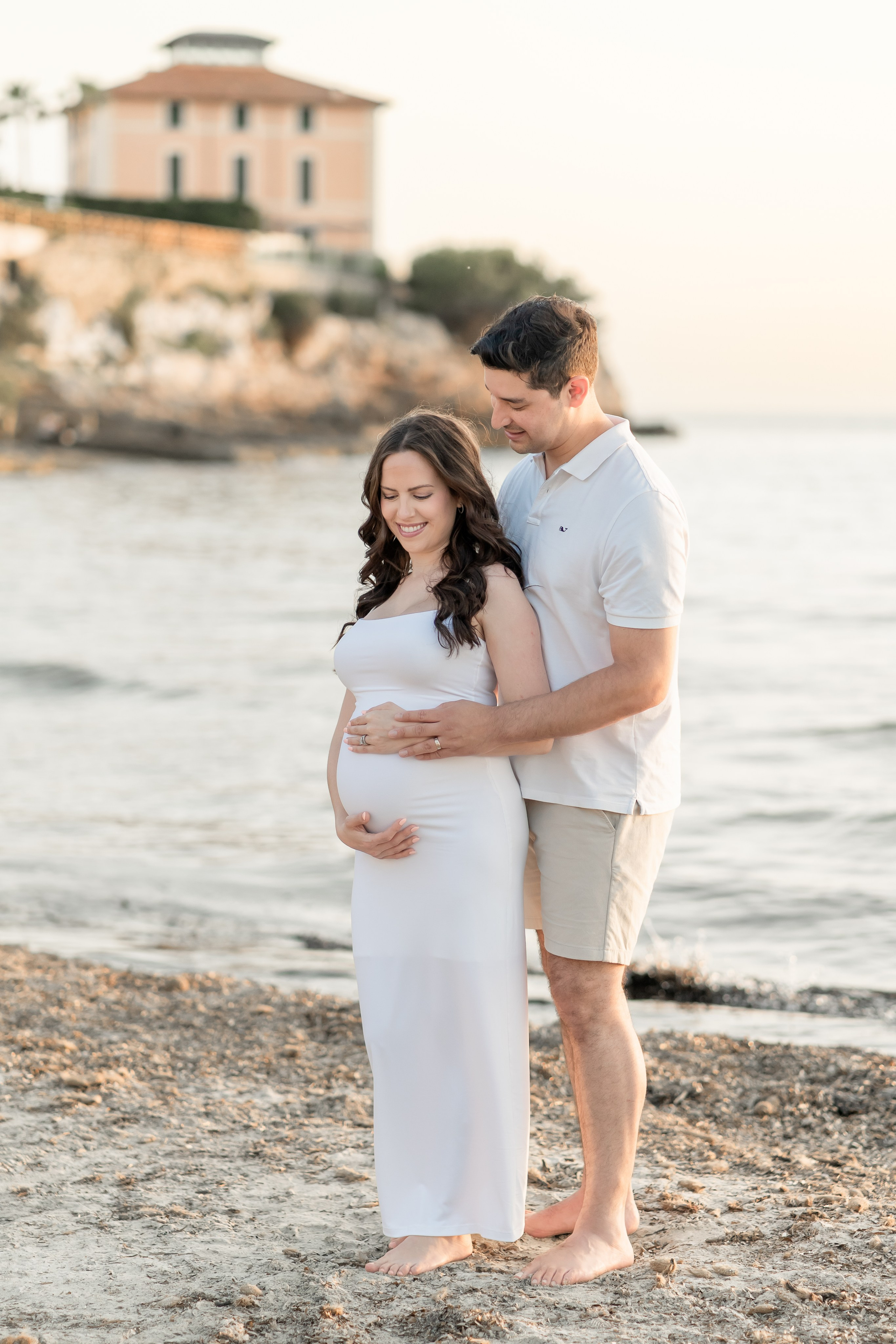 Maternity Photoshoot by the Sea in Mallorca – Natural & Timeless Moments. Deine Fotografin auf Mallorca für Familien und Business