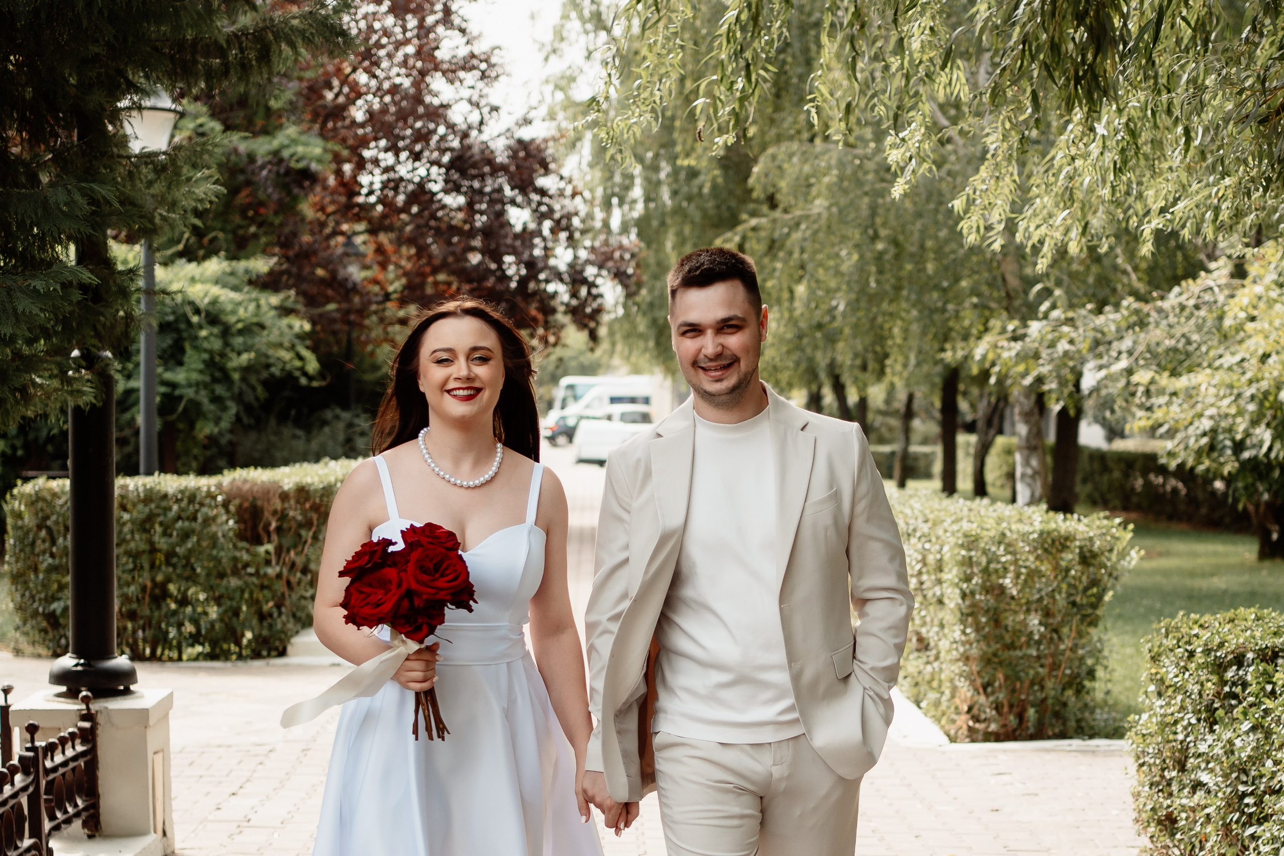 Miri fericiți în fața oficiului stării civile din Ilfov, celebrând începutul unei noi vieți împreună. Fotografie de cununie civilă, capturând naturalețea și bucuria momentului special.