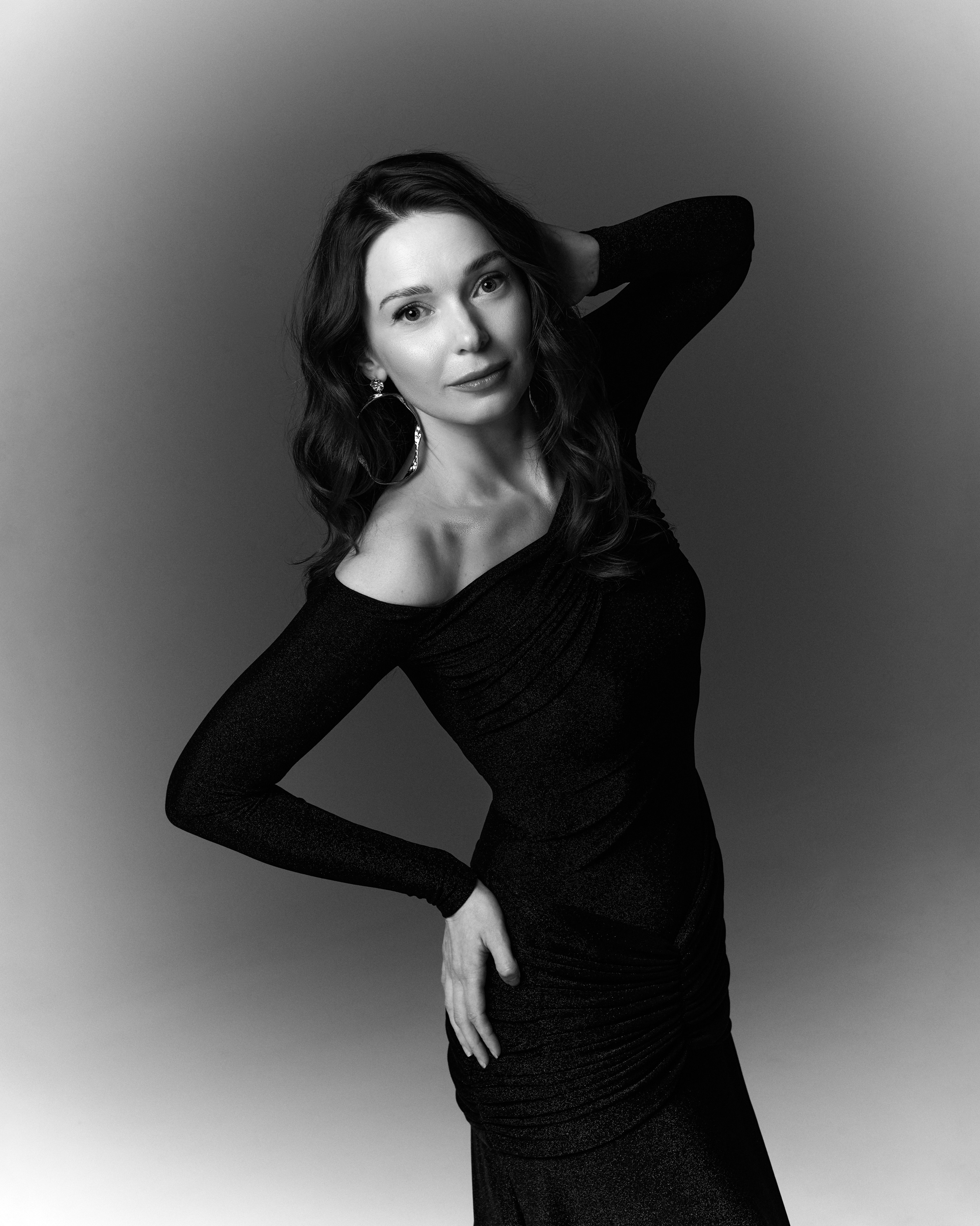 Czarno-biały portret kobiecy – klasyczna elegancja, minimalistyczna fotografia studyjna w Warszawie