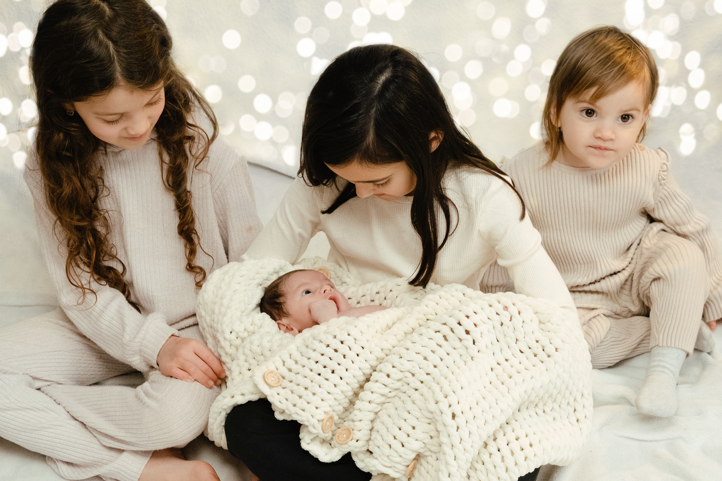 Kleiner Mann und seine Schwestern. Newborn Baby Fotografie Flensburg Babyfotoshooting