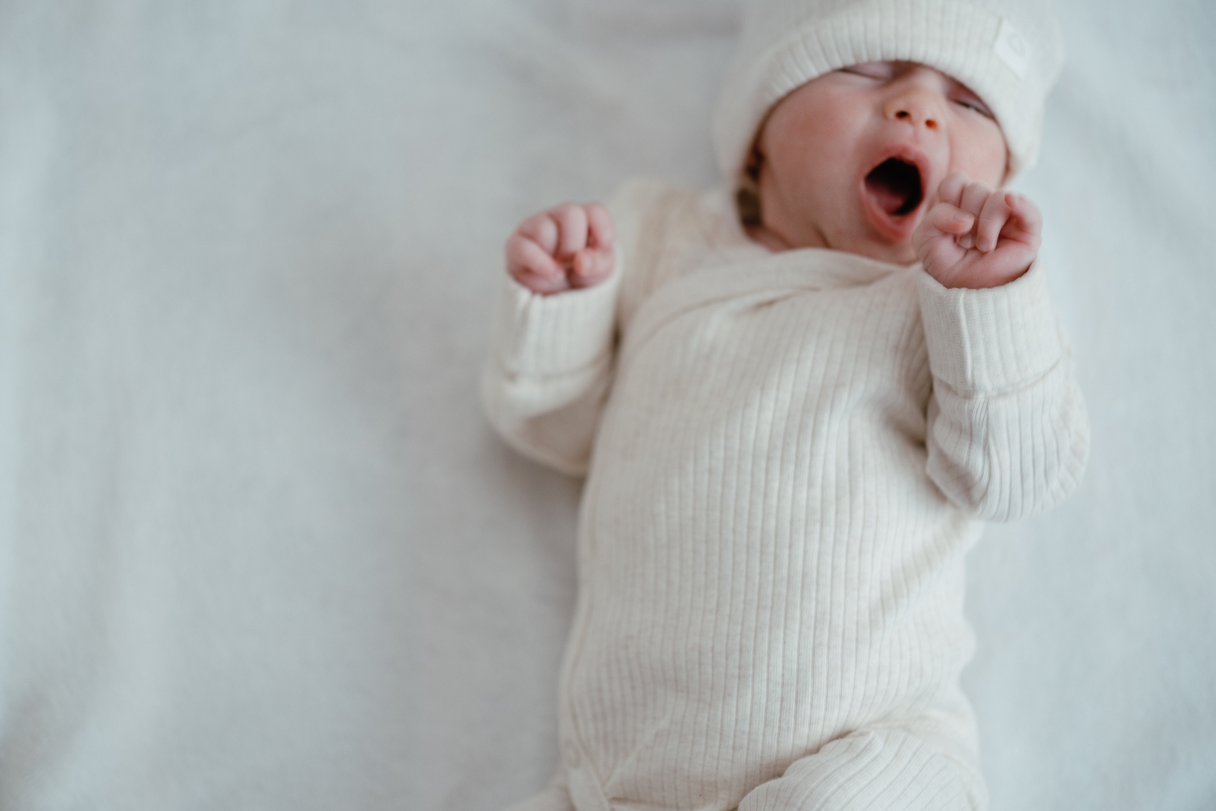 Kleiner Mann und seine Schwestern. Newborn Baby Fotografie Flensburg Babyfotoshooting