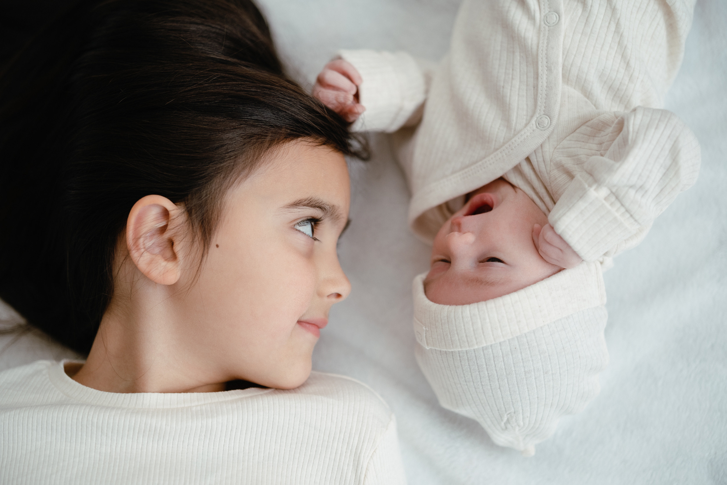 Kleiner Mann und seine Schwestern. Newborn Baby Fotografie Flensburg Babyfotoshooting