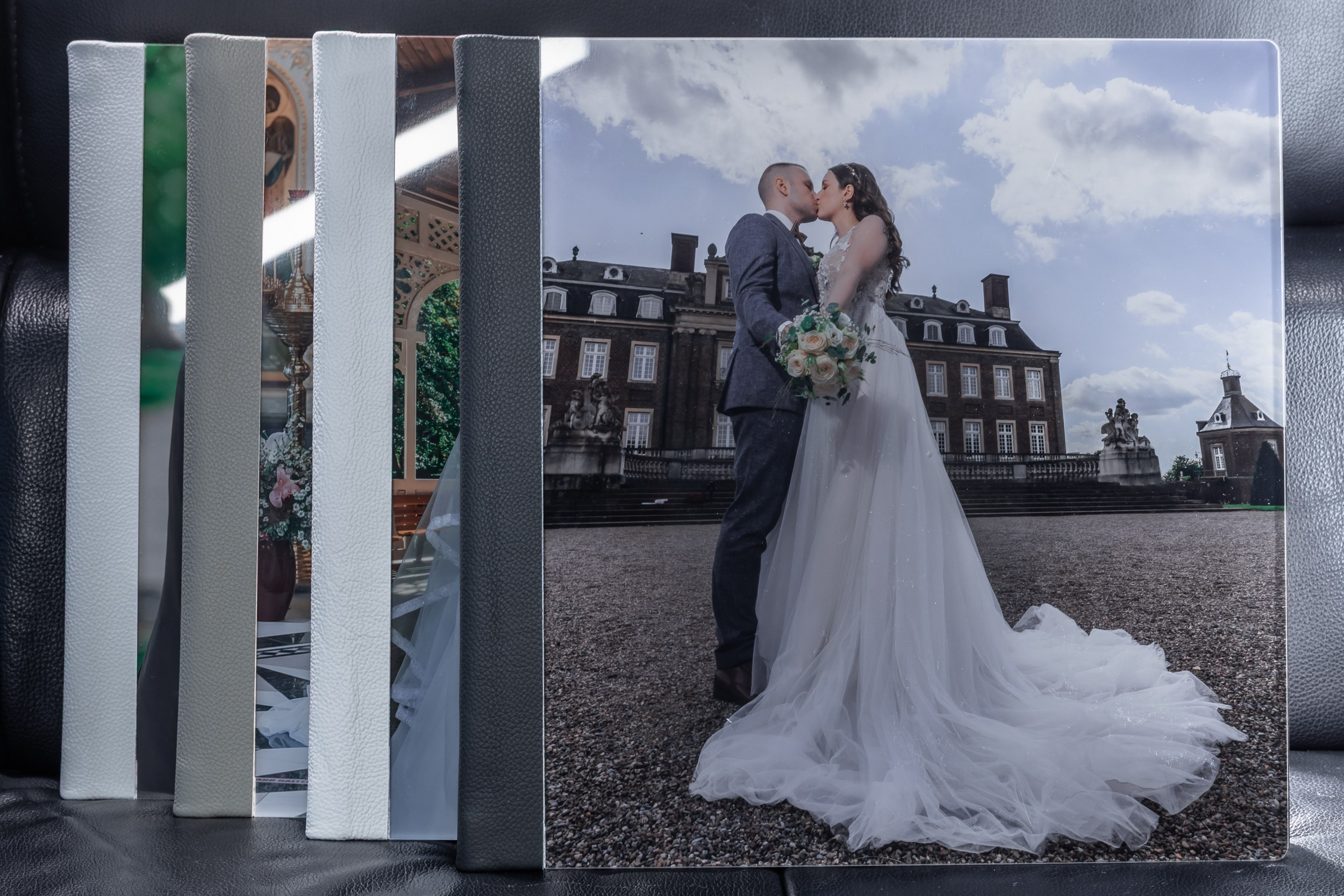 Premium-Fotoalbum mit Einband aus hellbeigem Naturleder und transparenter Acrylglas-Deckplatte, Layflat-Bindung mit Metallspirale. Ideales Hochzeits- oder Familienalbum der Luxusklasse. Hochwertige Verarbeitung, dicke Seiten mit silbernem Schnitt. Perfekt für exklusive Fotobücher.