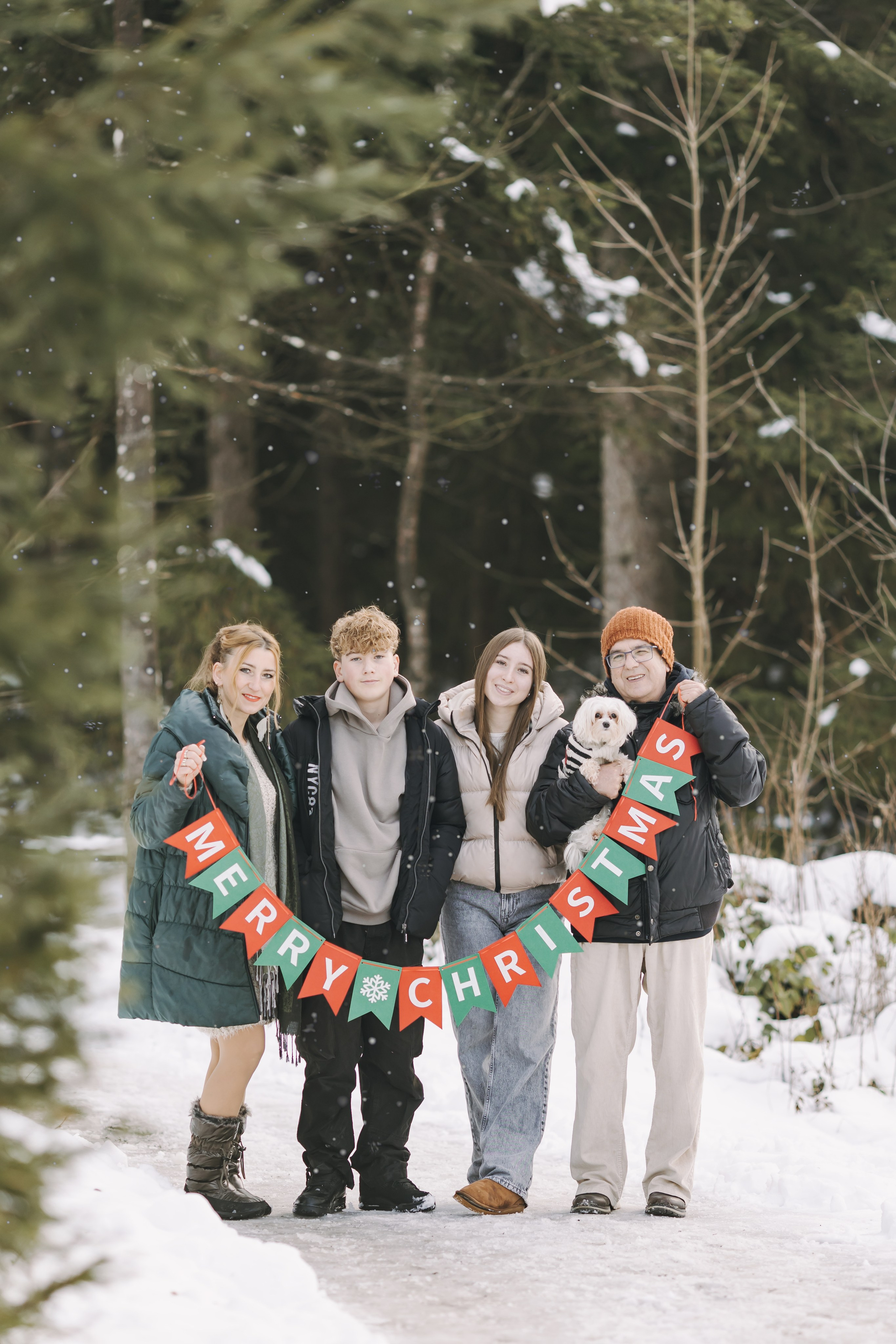 Weihnachts-Fotoshooting im Freien. Adelya Tomin