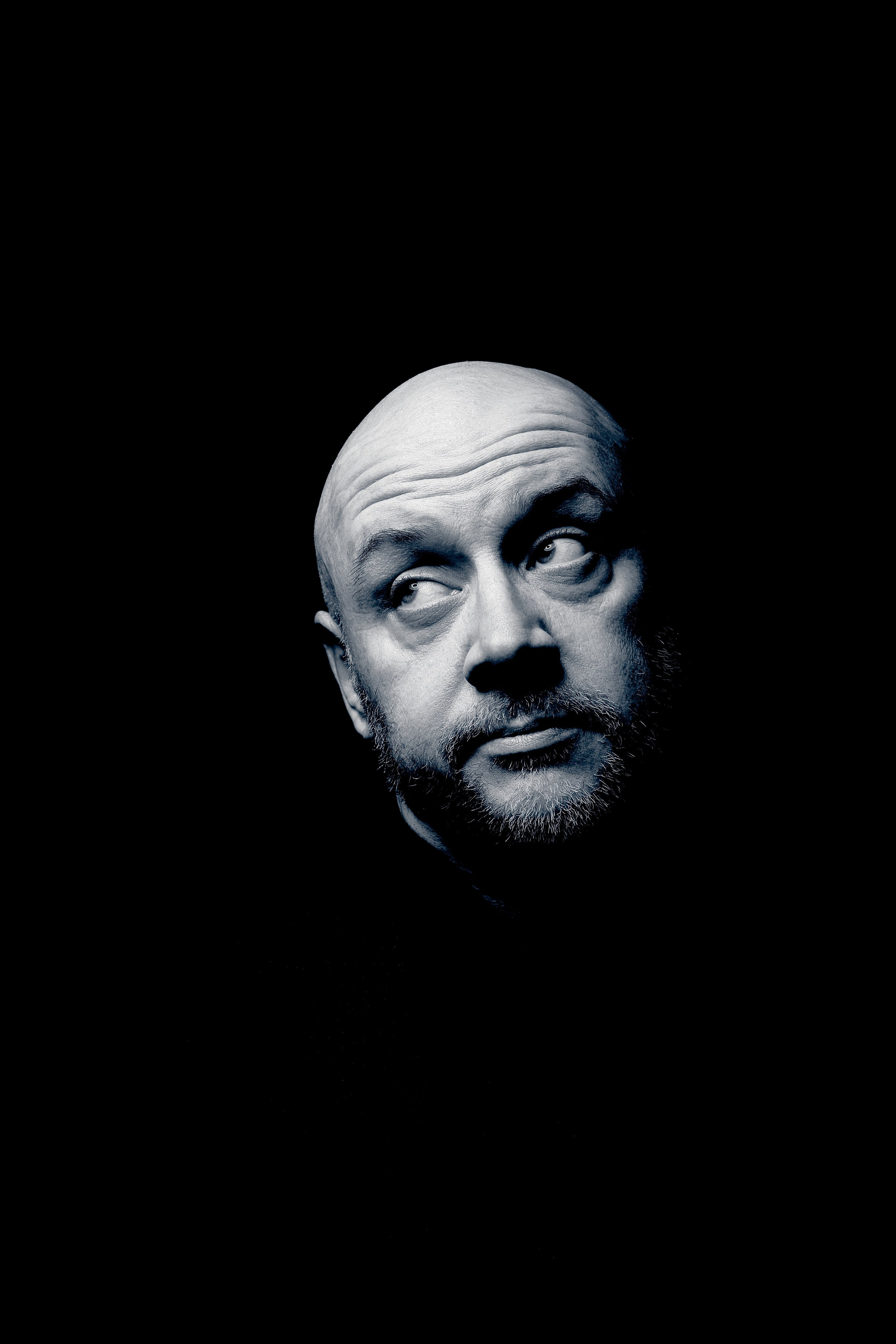 Portretowy fotograf Andriej Szypiłow - Spojrzenie na Kumpla w stylu Noir. Każdy z nas ma swoją ciemną stronę… Portret czarno-biały. BW. Black and White Portrait.