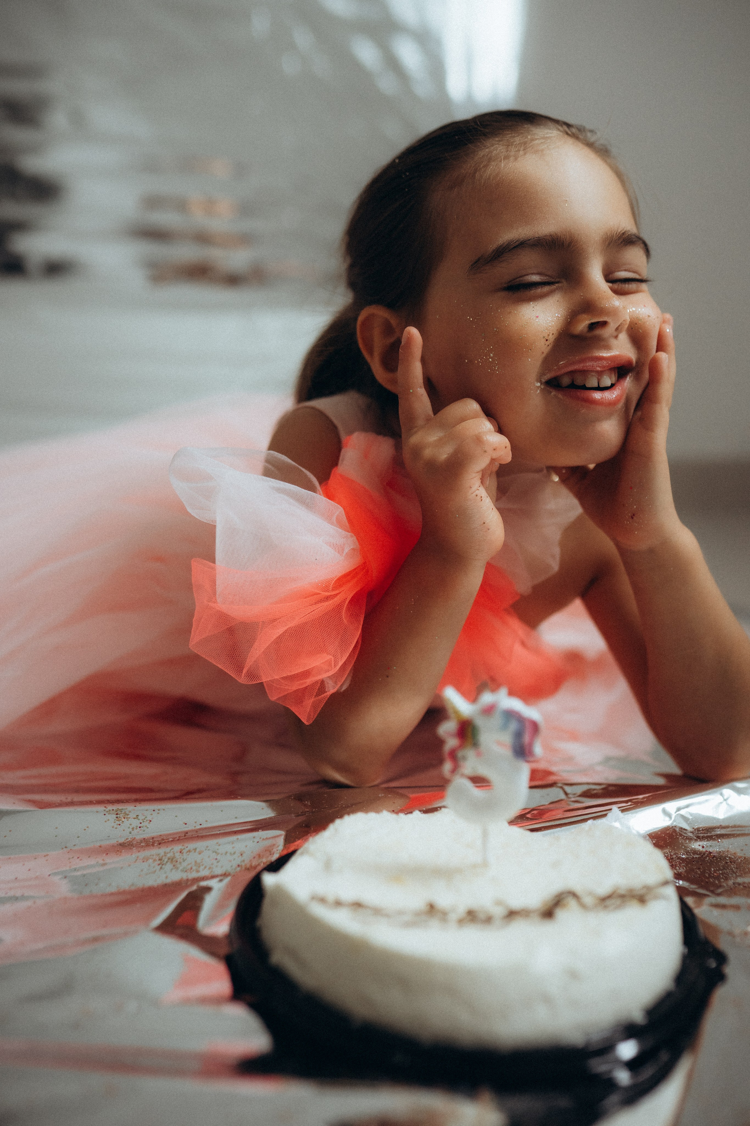 Bambina festeggia i 5 anni con amici e familiari in un parco a Varese