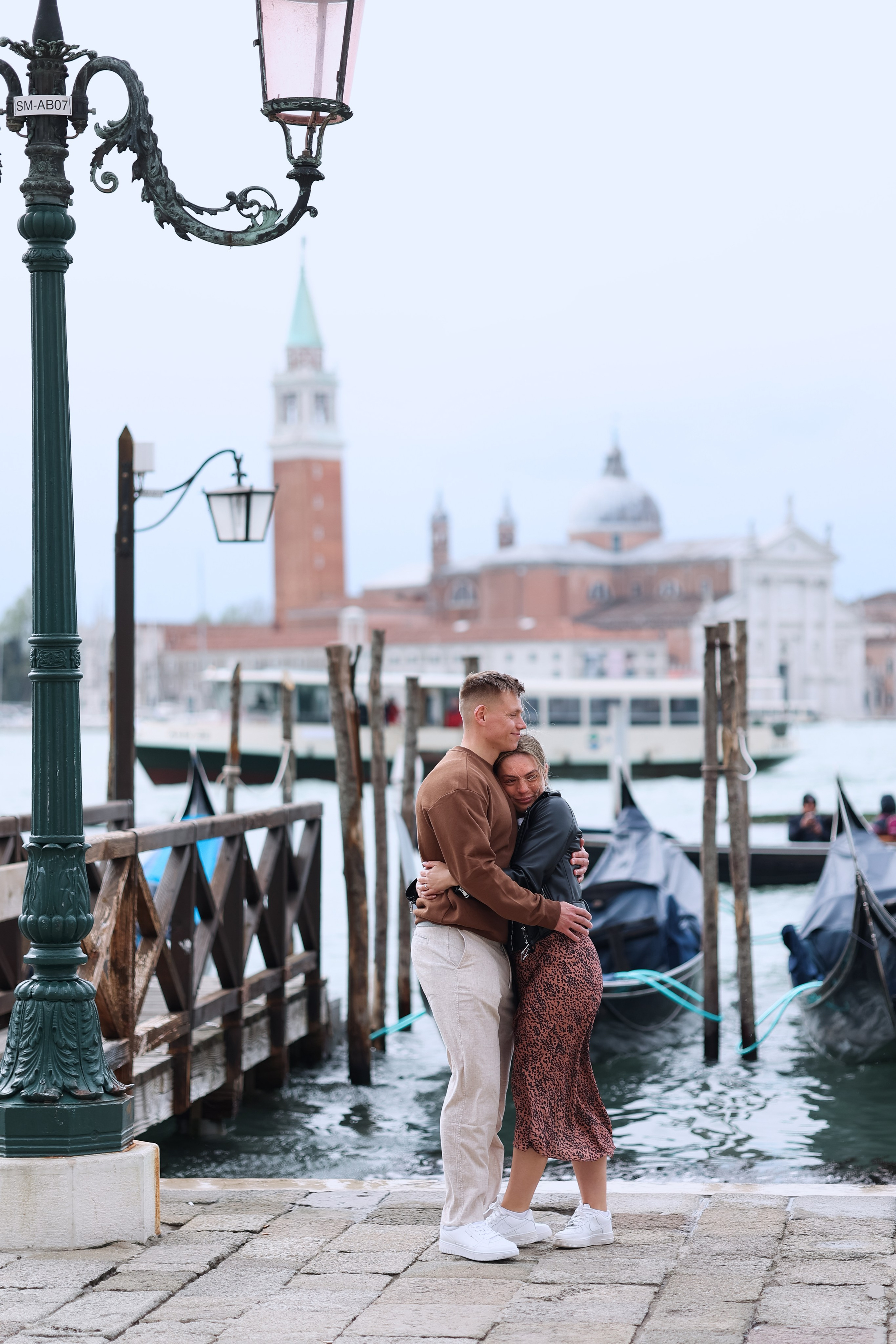 Wedding proposal at Scala Contarini del Bovolo. Photographer in Venice, Viktoria Antonova