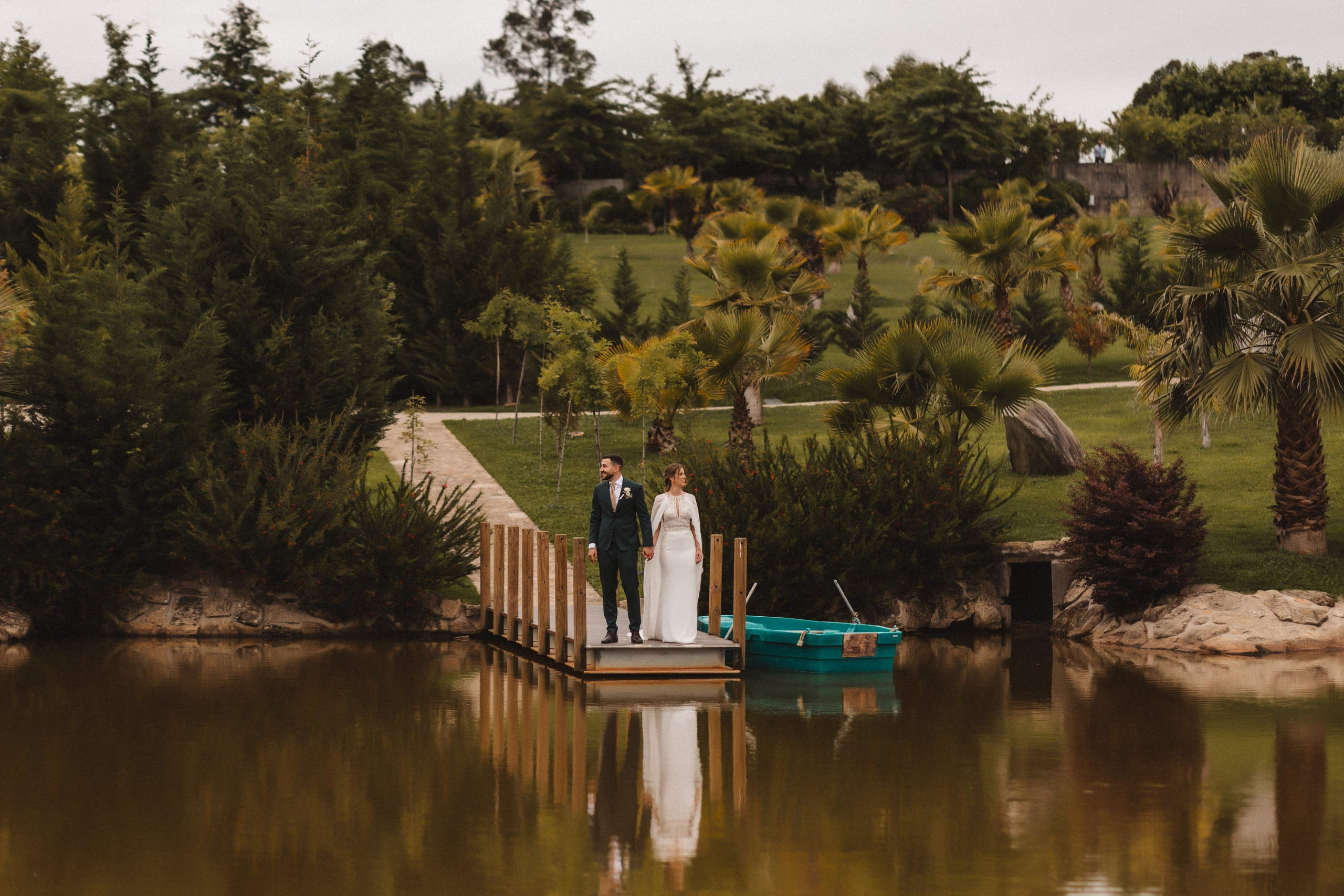 Retrato romântico do casal numa vinha, casamento de destino no campo