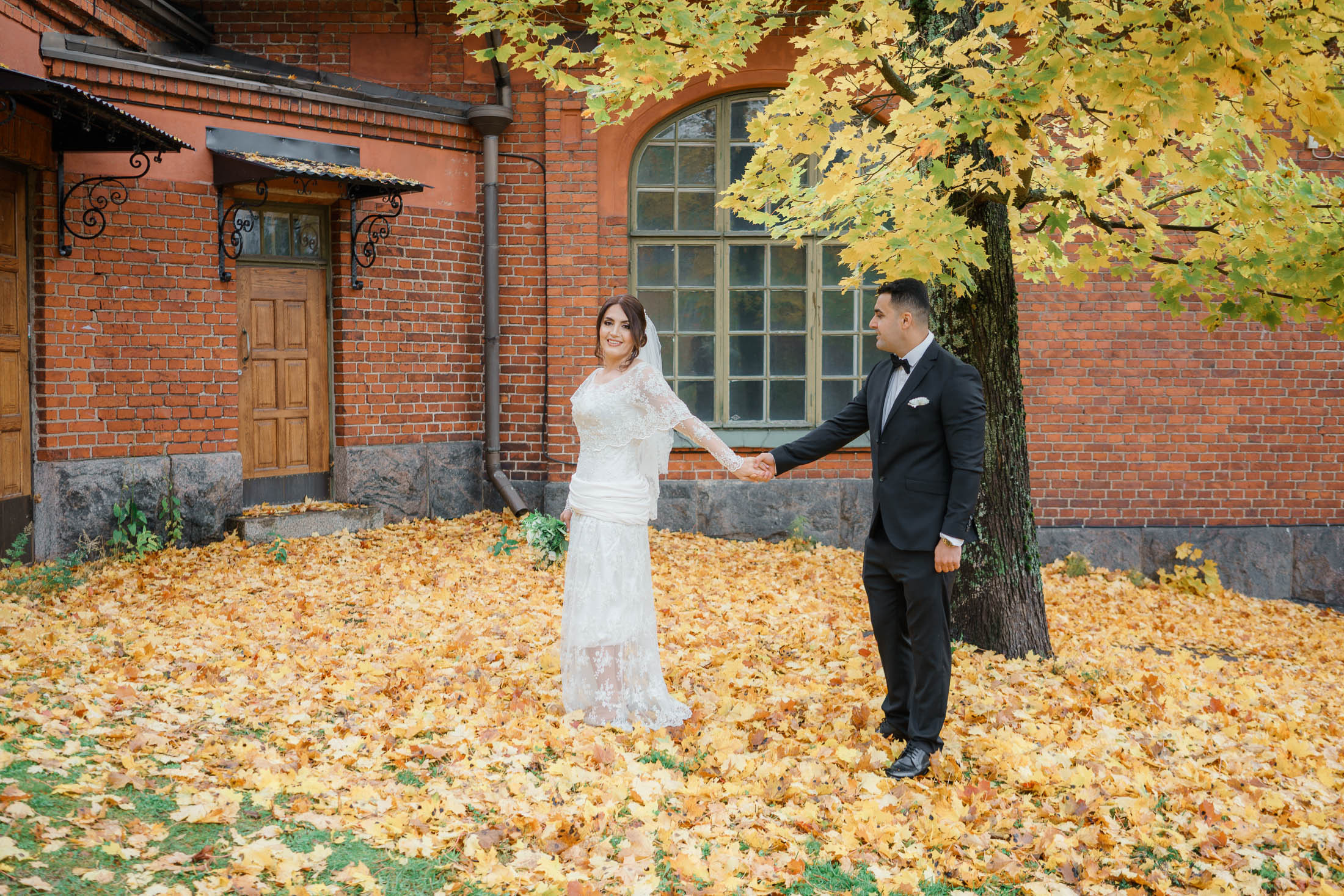 Hääpotretit vanhankaupunginkoskella