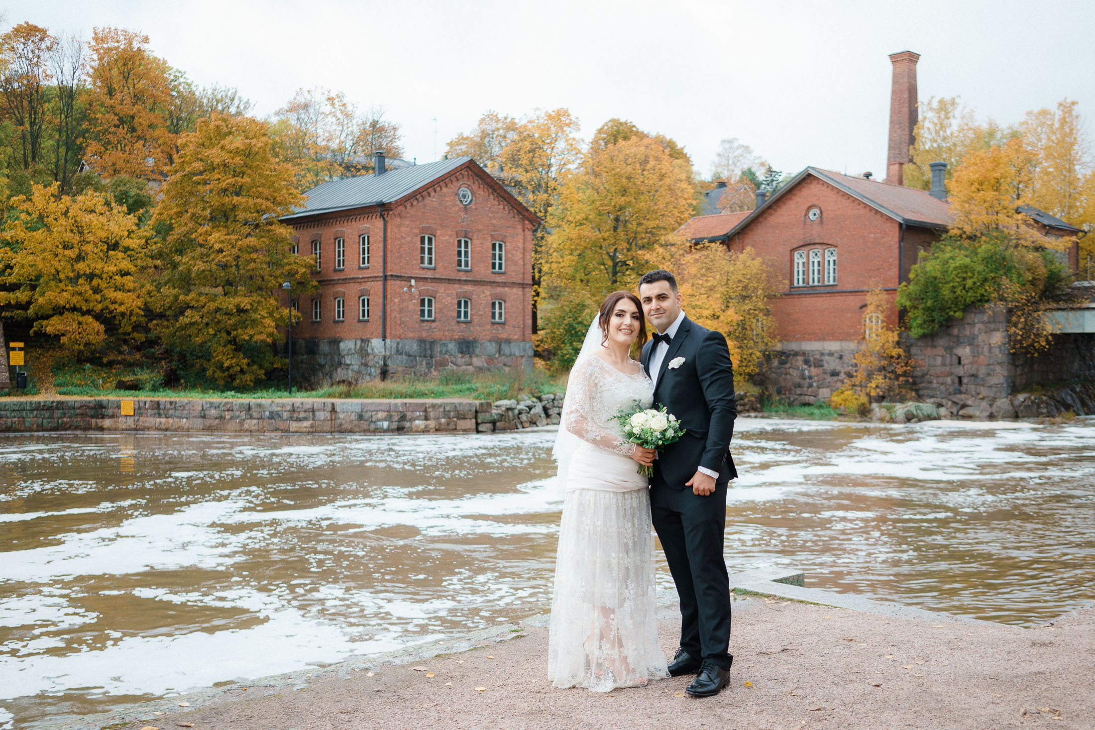 Hääpotretit vanhankaupunginkoskella