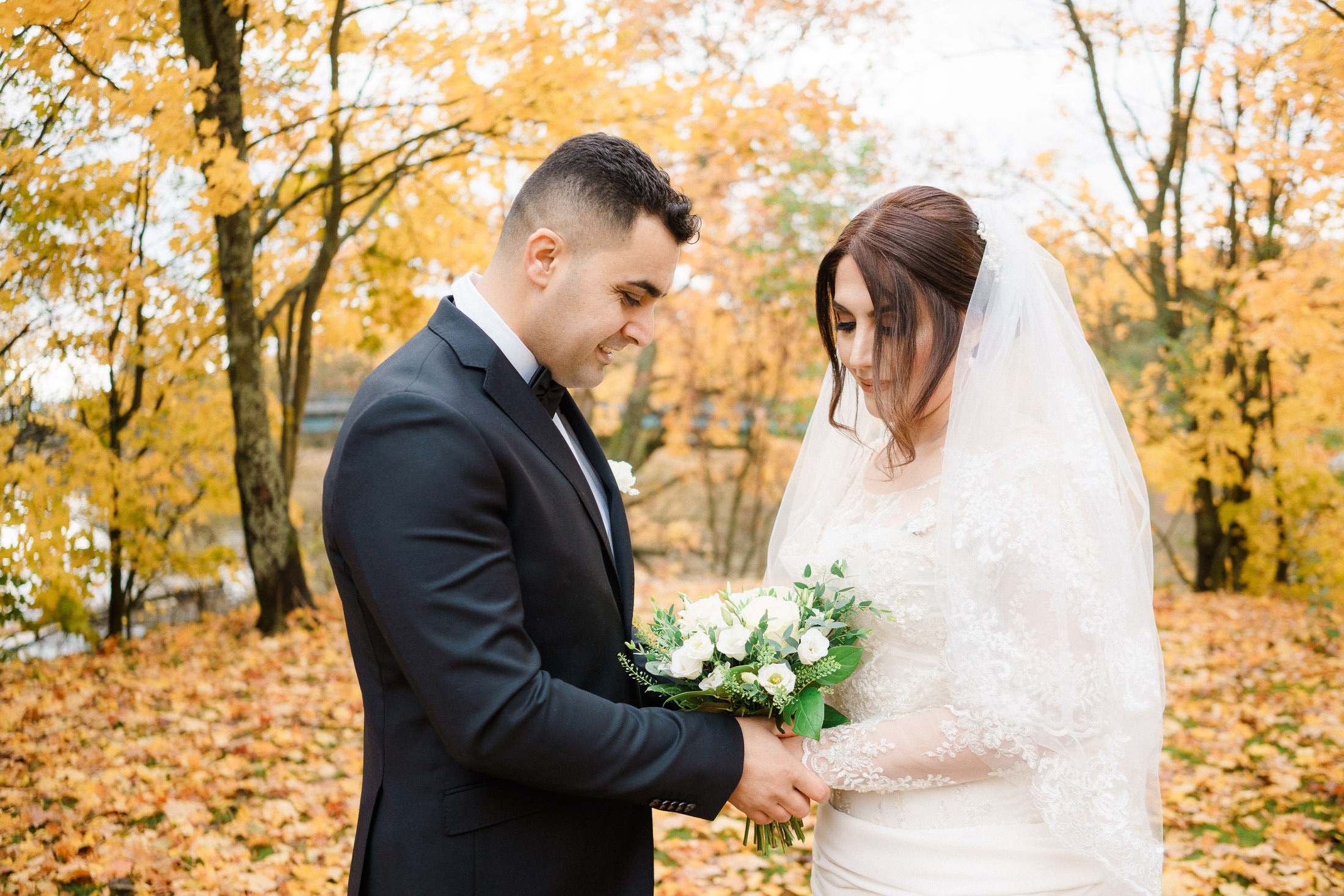 Hääpotretit vanhankaupunginkoskella