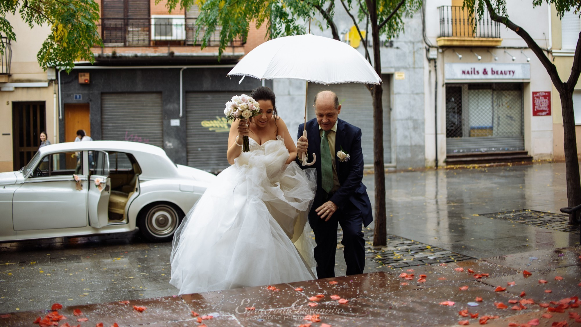¡ Llega la Novia! — ¿ Has pensado del coche que te lleve al altar?. Фотограф Екатерина Гасанова — фотосессии в Барселоне