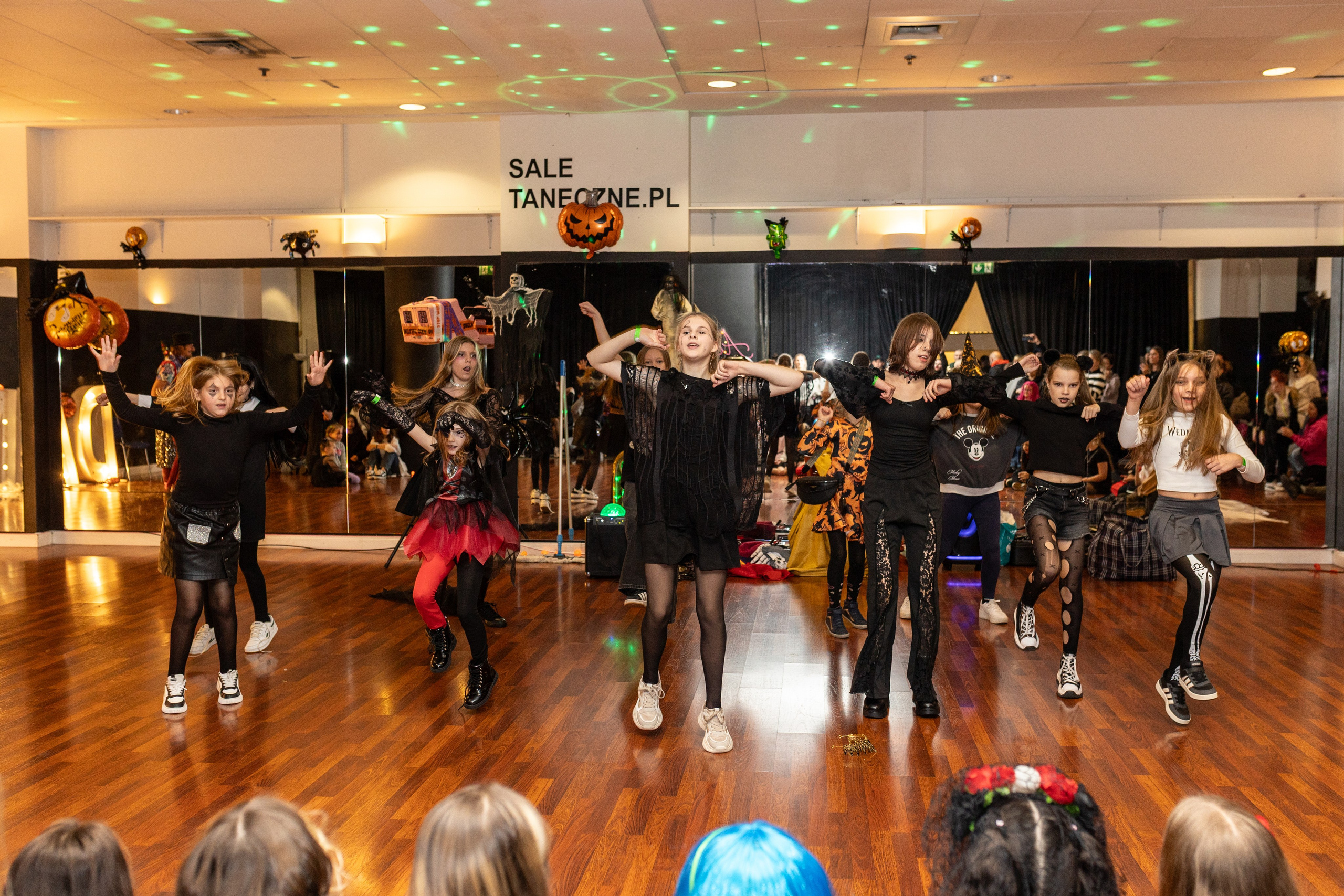 Leo dance studio Helloween 2025. Семейный и детский фотограф в Варшаве Мила Бобровская