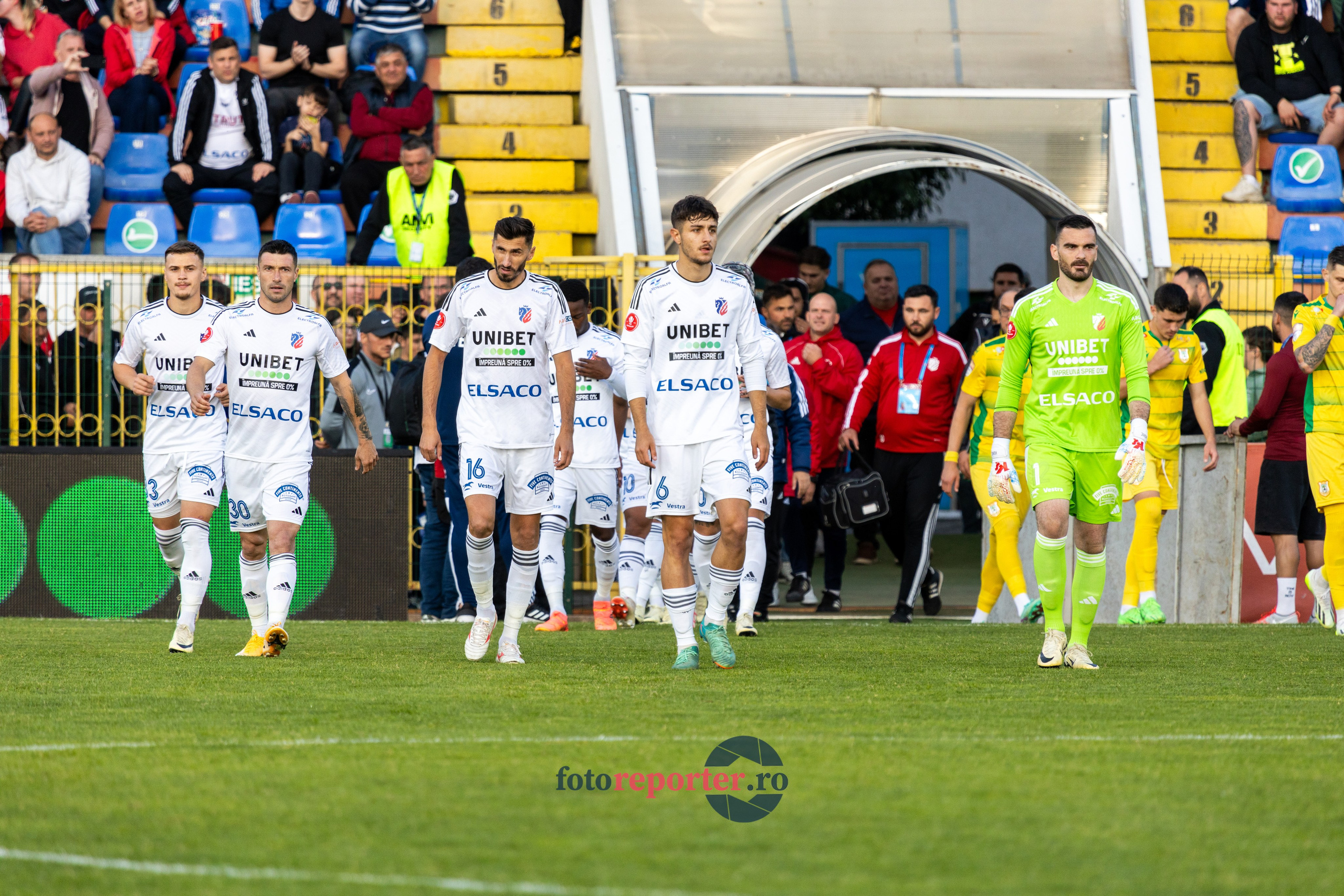 Galerie Foto: FC Botoșani vs. CS Mioveni - Pe 17 mai 2024, am fost martorii unei partide incredibile între FC Botoșani și CS Mioveni, în prima manșă a barajului pentru evitarea retrogradării. În fața unui stadion plin de emoție și speranță, echipa noastră a obținut o victorie importantă, cu un gol marcat de Aldair în minutul 93. 💪 *FC Botoșani 1-0 CS Mioveni*⚽️ Urmăriți momentele cheie ale meciului și bucuria suporterilor în această galerie foto! Pregătiți-vă pentru meciul de retur de pe 24 mai, când vom lupta din nou pentru a rămâne în prima ligă.#FCBotoșani #CSMioveni #BarajRetrogradare #ForzaBotoșani 
