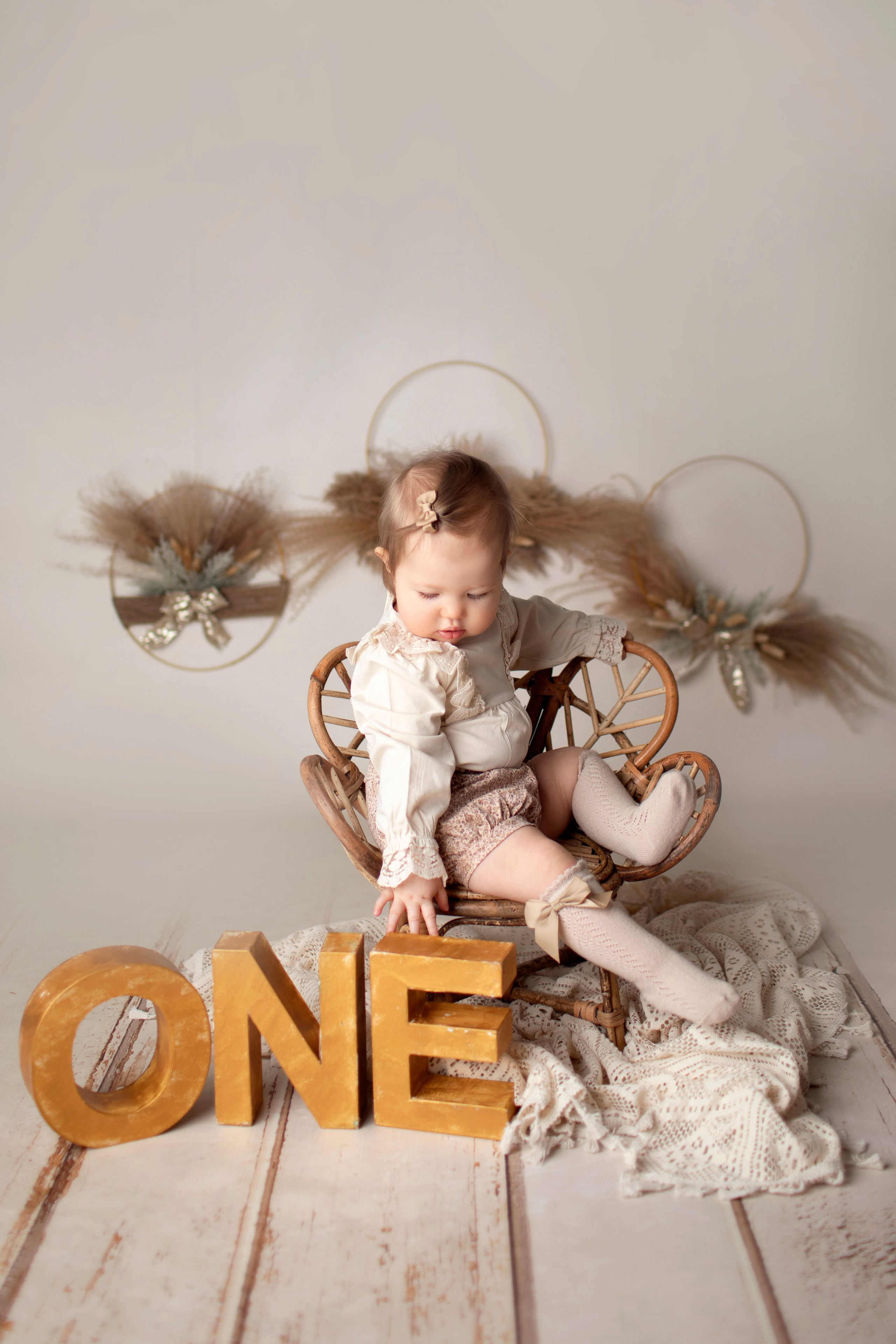 Spara ögonblicken av glädje från ditt barns första år med en rolig och livfull fotosession på deras födelsedag.