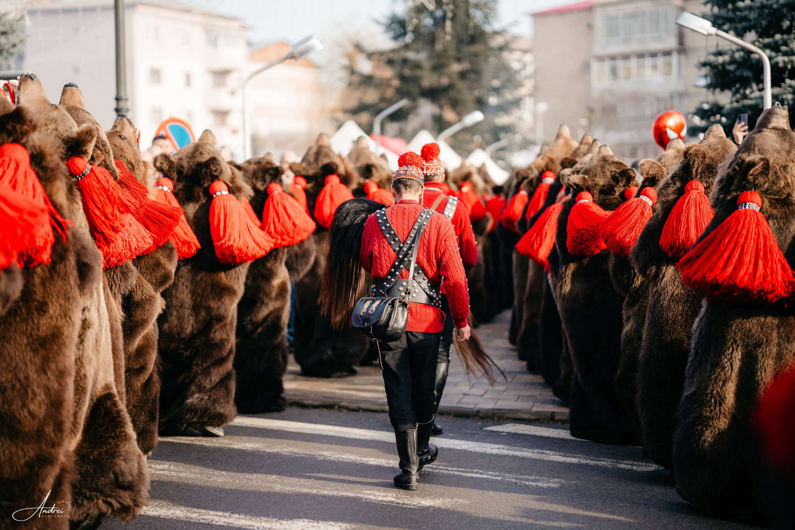 Ediția a XXVII-a a Festivalului de Datini și Obiceiuri Strămoșești Comănești. Raw Studio. Fotograful tau de nunta!