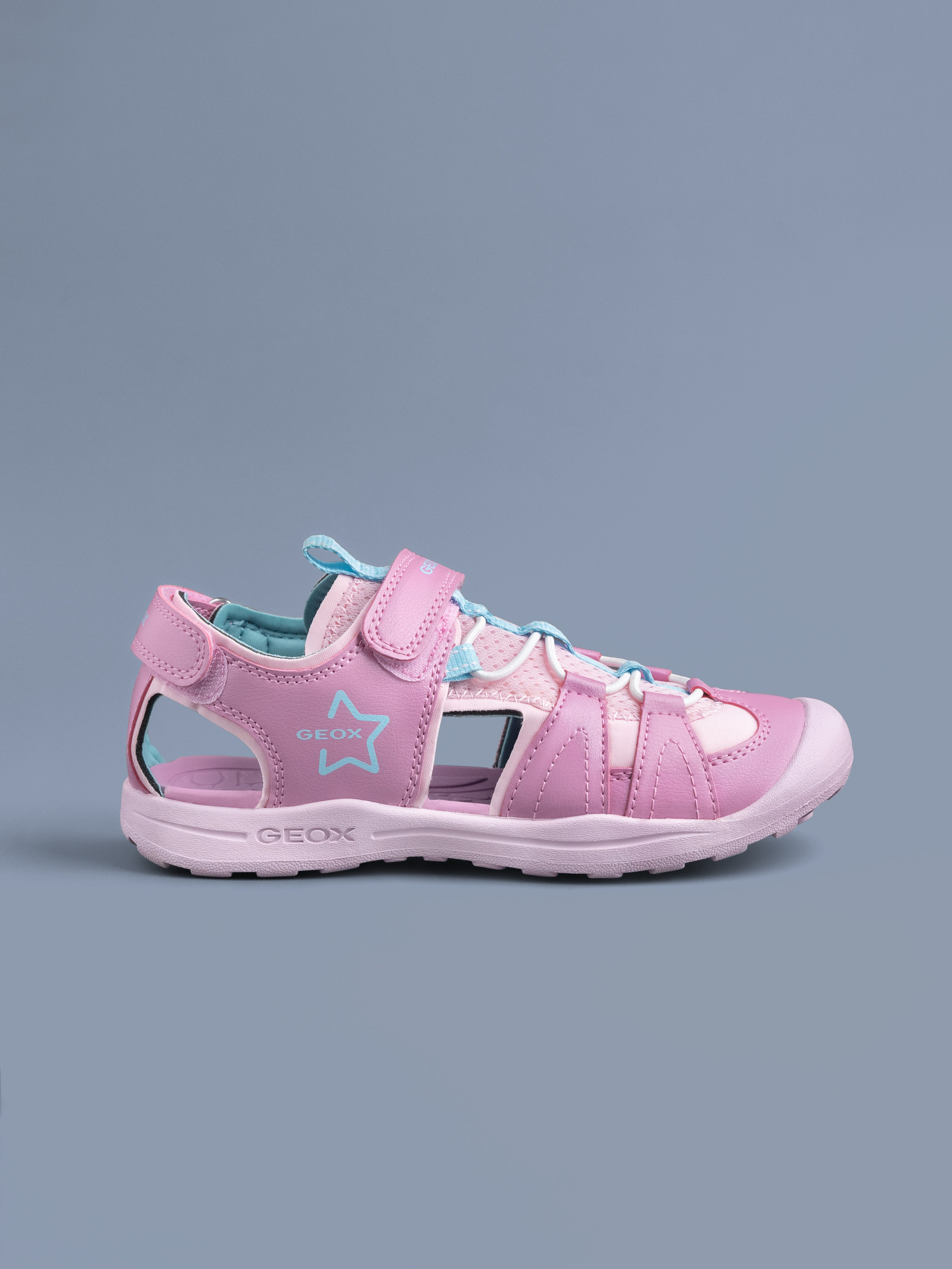 Photographie de chaussures Geox sur le fond coloré