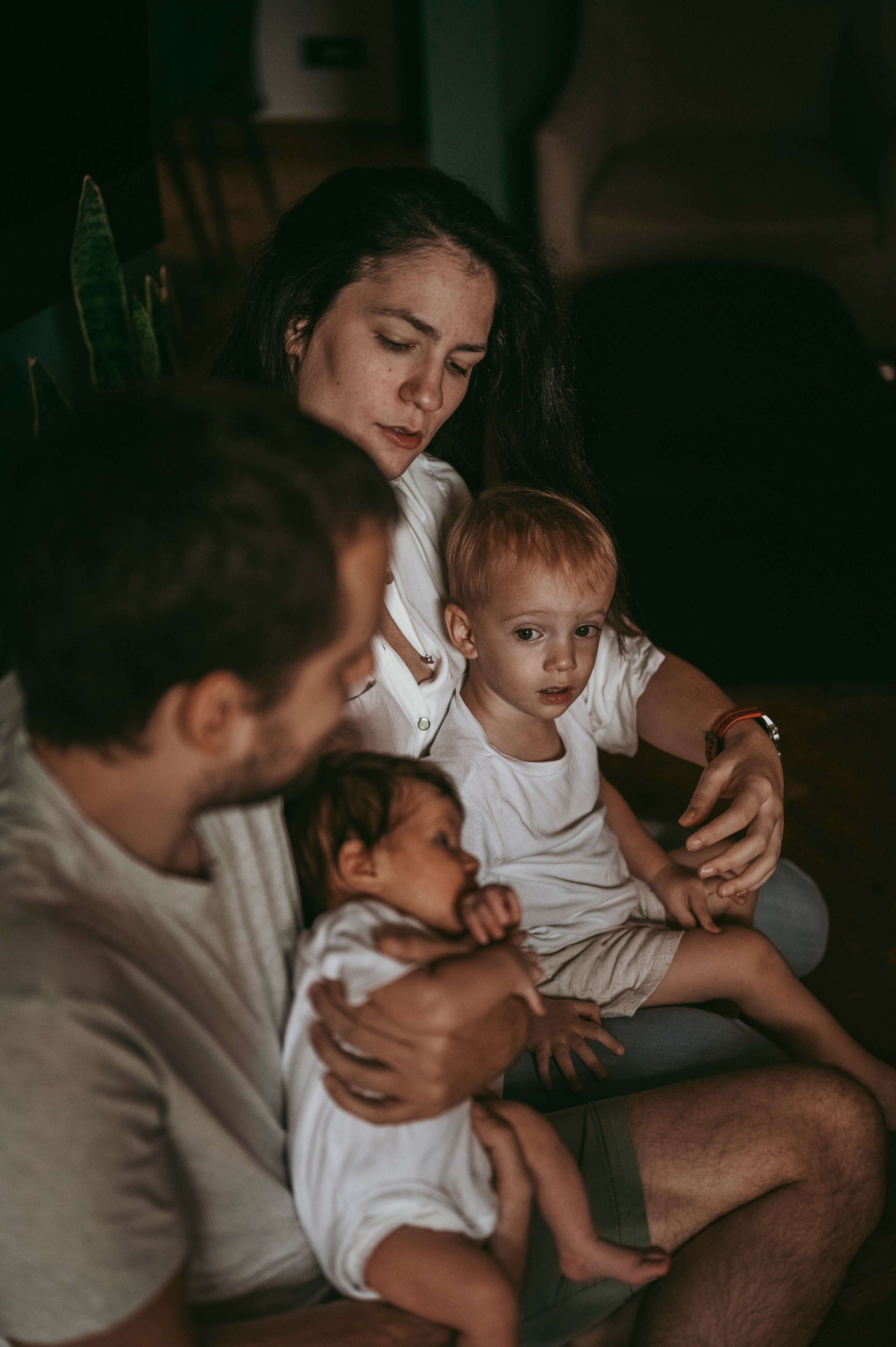 Sonja, Nikola, Lazar i Luka / porodicno fotografisanje kod kuce. Deciji i porodicni fotograf u Beogradu Oksana Skendzic