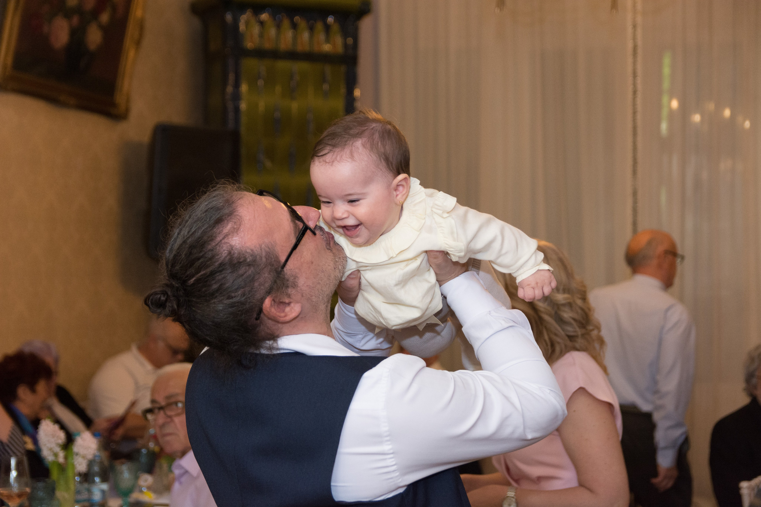 Fotograf botez, sedinta foto acasa, fotografii cu bebe, fotograf profesionist botez Bucuresti, sedinta foto de familie, sedinta foto cu bebe, fotografii la botez acasa, fotografii pregatiri bebe, botezul bebelusului, obiceiuri la botez, fotograf pentru botez, oferta foto botez, fotograf profesionist Bucuresti, botezul.