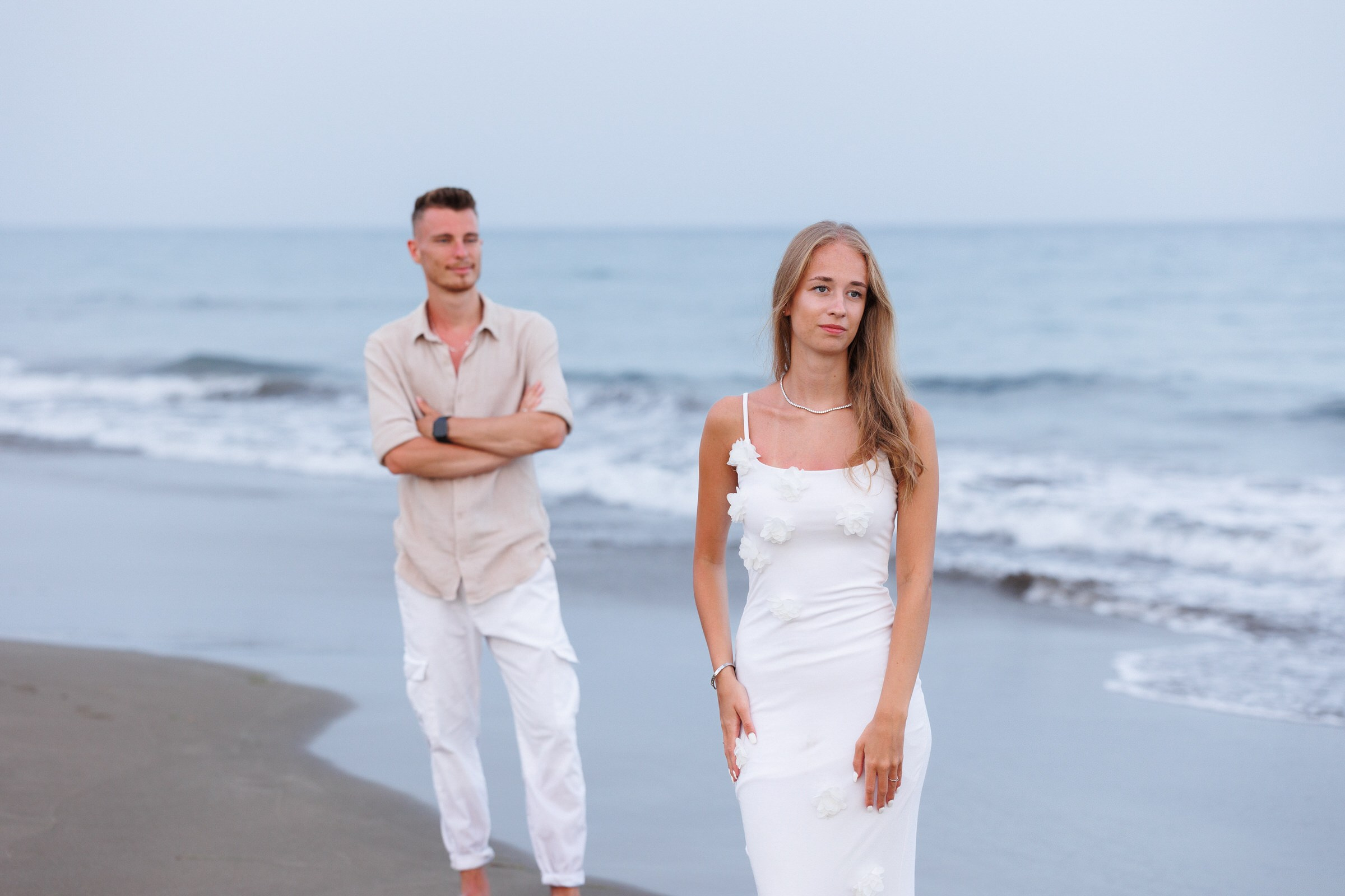 Couple splashing waves on vacation by freelance photographer Slavik Robtsenkov