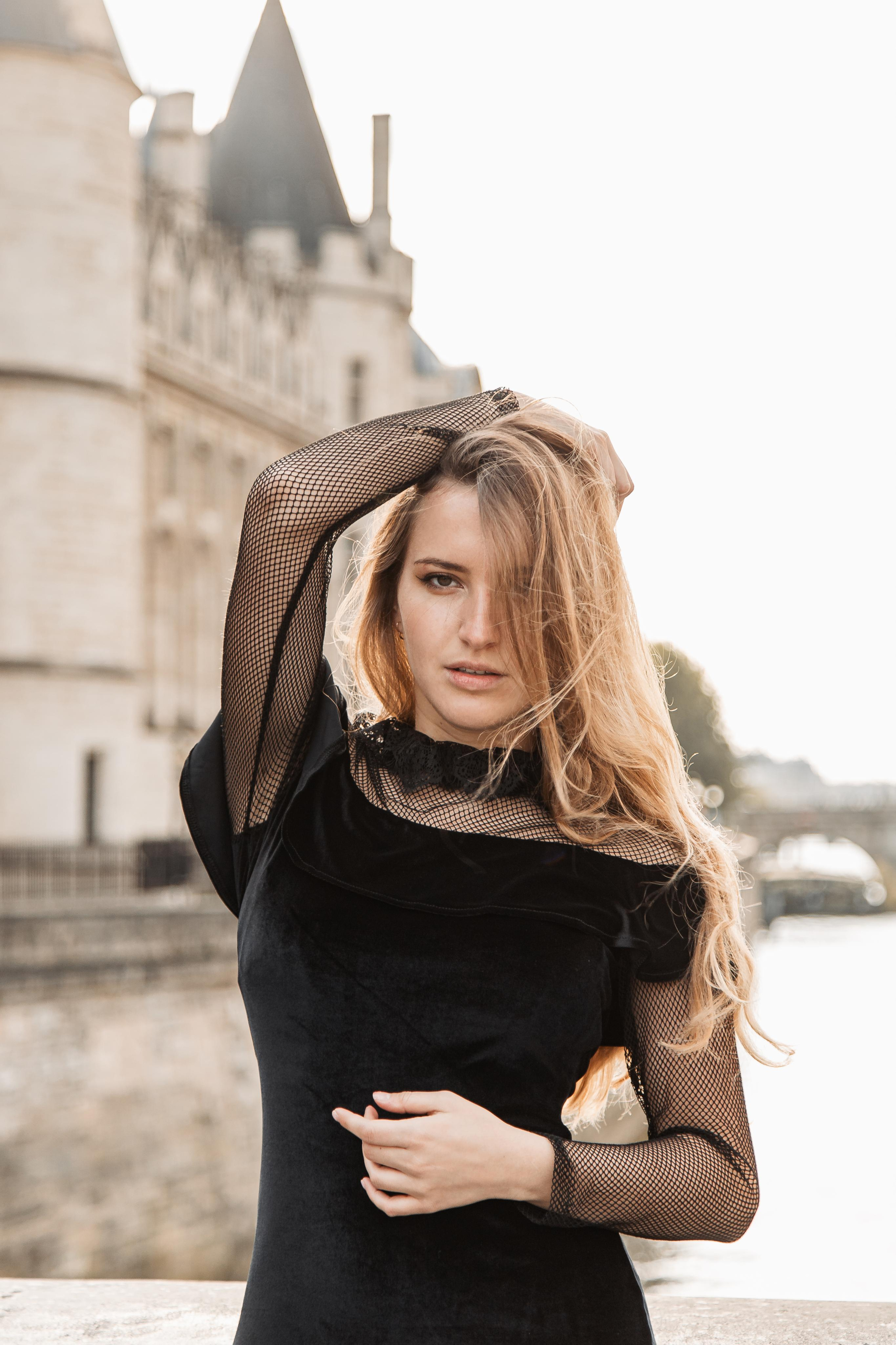 Elena. Photographe de voitures à Paris — Vitalii Motruk