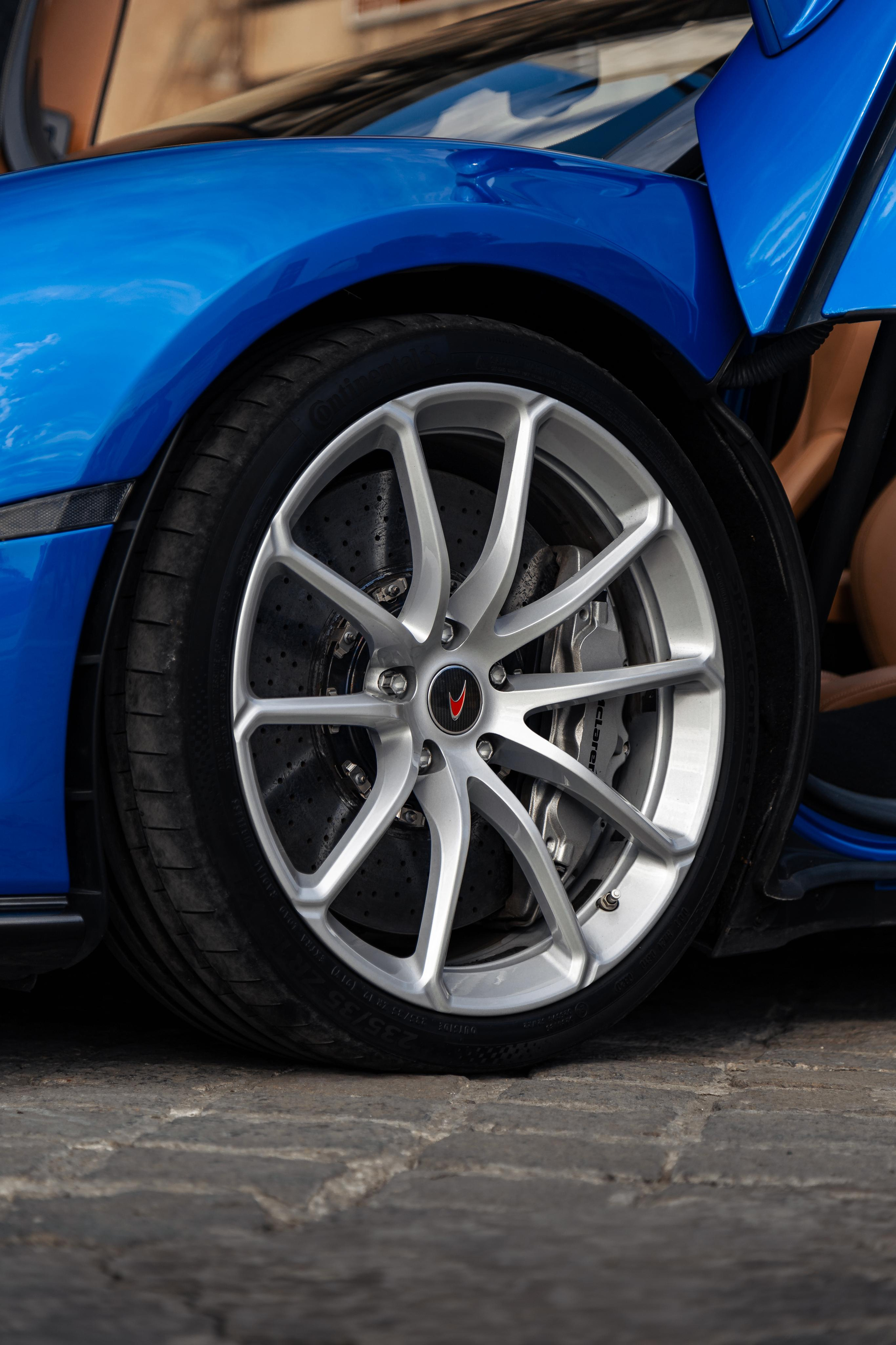 McLaren 570s. Photographer in Paris — Vitalii Motruk