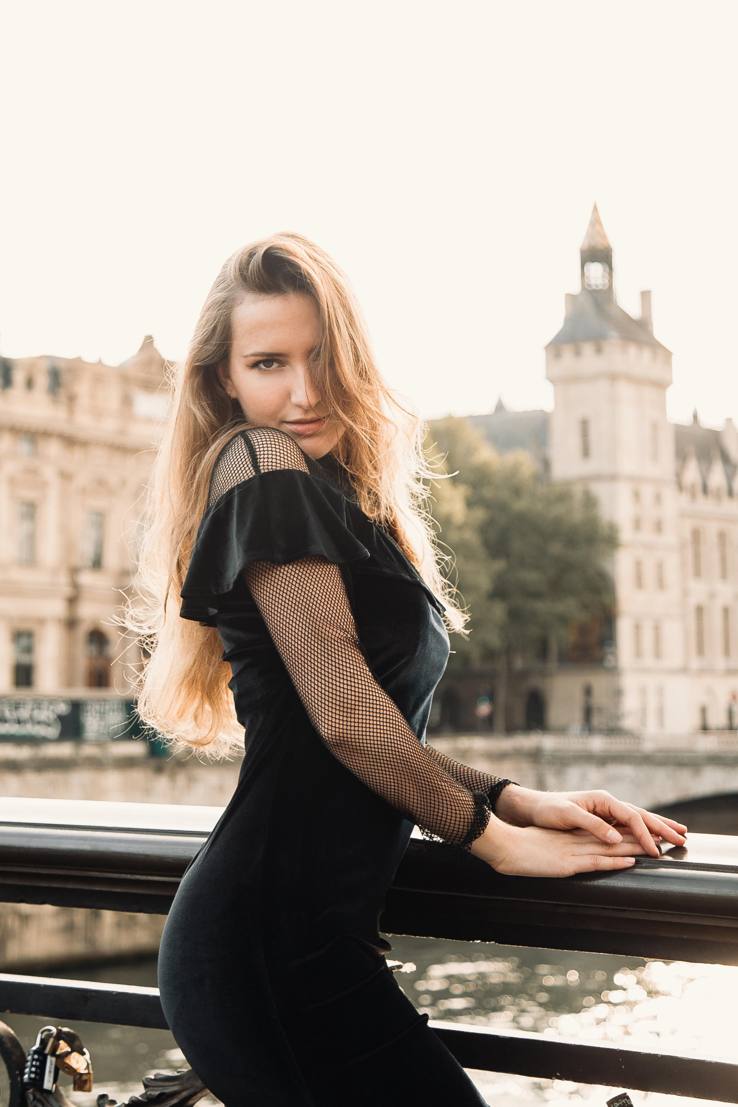Elena. Photographe de voitures à Paris — Vitalii Motruk