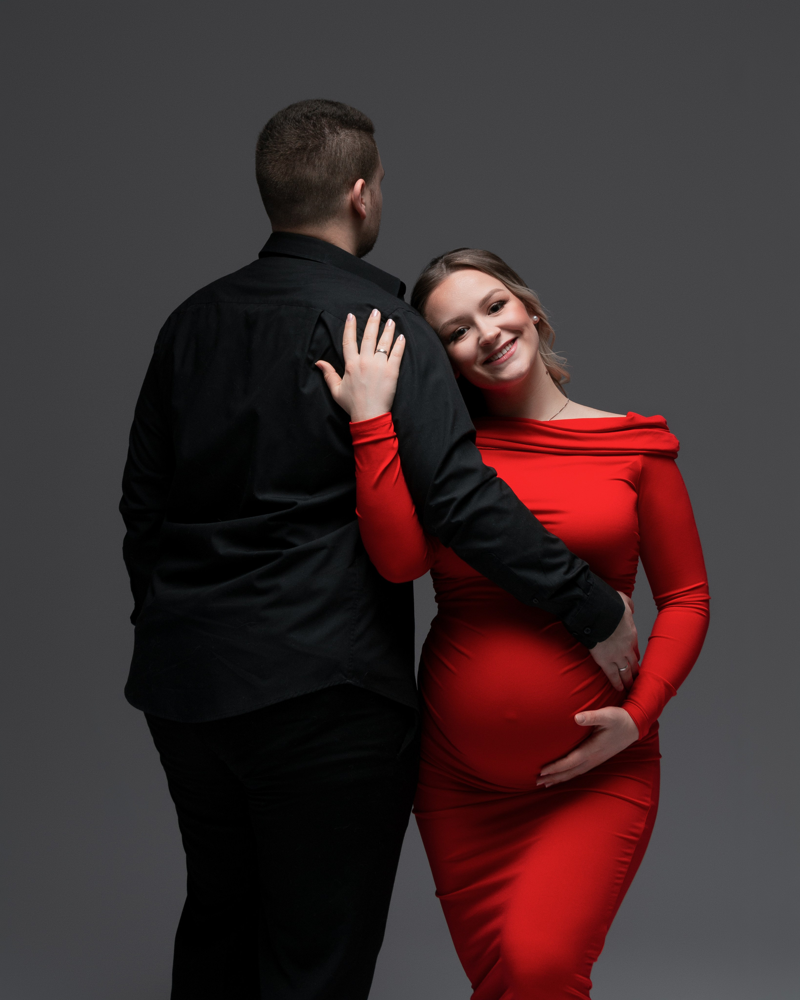 Nicole hält ihren Bauch mit liebevollem Lächeln – werdende Mutter voller Vorfreude