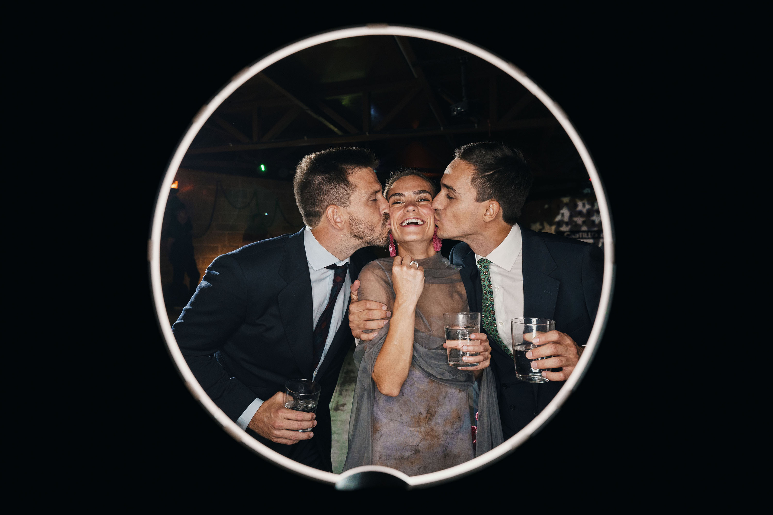 Photocircle es un foto con circulo los novios y los invitados. PIXLOVE - Fotógrafos de bodas Huesca Pirineos Zaragoza