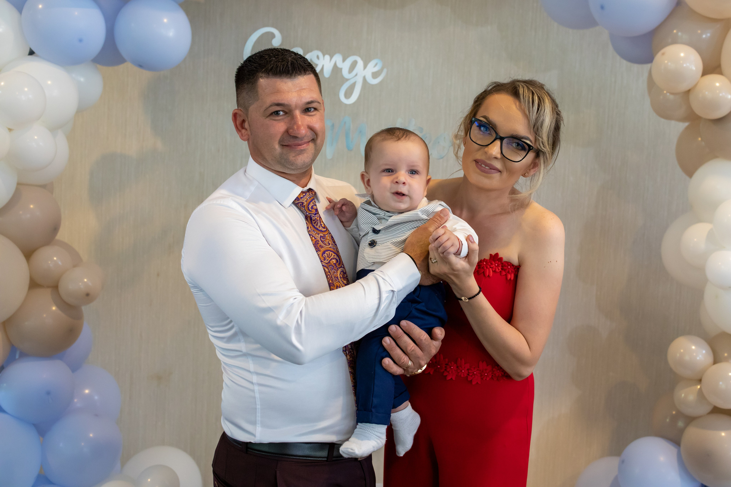 “Bebeluș botezat în biserică, ținut în brațe de nași”	•	“Detaliu cu lumânarea de botez decorată cu flori albe”	•	“Părinți emoționați alături de copilul lor la ceremonia de botez”	•	“Masa festivă de botez cu decor tematic și tort personalizat”	•	“Momentul în care preotul toarnă apă sfințită pe fruntea bebelușului”	“Bebeluș în rochie albă de botez, zâmbind în brațele mamei”	•	“Detaliu cu cruciulița de botez așezată pe o pernă de satin”	•	“Părinți și nași aprinzând lumânările în timpul ceremoniei de botez”	•	“Tort de botez decorat cu figurine tematice și numele copilului”	•	“Copil botezat dormind liniștit în pătuțul decorat festiv”	•	“Momentul în care preotul binecuvântează copilul în fața altarului”	•	“Invitați adunându-se în jurul mesei festive la petrecerea de botez”	•	“Bebeluș ținând în mână o jucărie personalizată primită la botez”	•	“Familie fericită pozând împreună după ceremonia de botez”	•	“Decor tematic cu baloane și flori la locația petrecerii de botez” fotograf Botoșani fotograf evenimente fotograf botez Alin Chirila fotograf alinofotostudio,- Preotul ținându-l pe micuțul Mathias Gabriel la botez, în biserica Înălțarea Domnului, Copălău  - Detalii de la botezul lui Mathias – lumânare, trusou și icoană  - Familia lui Mathias Gabriel alături de micuț, în ziua botezului  - Portret emoționant cu mama și bebelușul în brațe, în biserică,fotograf profesionist evenimente Botoșani, Iași, Suceava, Fălticeni, Bacău, Pașcani, Roman - AlinoFotoStudio by Alin Chirilă - servicii foto nuntă, botez, cununie, ședințe foto creative, albume personalizate, fotografii emoționante și calitative pentru cele mai importante momente din viață,fotograf nuntă Botoșani Alin Chirilă,  ședință foto botez Iași - AlinoFotoStudio,  servicii fotograf profesionist evenimente Suceava,  fotograf cununie civilă Fălticeni - Alin Chirilă,  album foto nuntă personalizat Bacău.“Bebeluș botezat în biserică, ținut în brațe de nași”	•	“Detaliu cu lumânarea de botez decorată cu flori albe”	•	“Părinți emoționați alături de copilul lor la ceremonia de botez”	•	“Masa festivă de botez cu decor tematic și tort personalizat”	•	“Momentul în care preotul toarnă apă sfințită pe fruntea bebelușului”	“Bebeluș în rochie albă de botez, zâmbind în brațele mamei”	•	“Detaliu cu cruciulița de botez așezată pe o pernă de satin”	•	“Părinți și nași aprinzând lumânările în timpul ceremoniei de botez”	•	“Tort de botez decorat cu figurine tematice și numele copilului”	•	“Copil botezat dormind liniștit în pătuțul decorat festiv”	•	“Momentul în care preotul binecuvântează copilul în fața altarului”	•	“Invitați adunându-se în jurul mesei festive la petrecerea de botez”	•	“Bebeluș ținând în mână o jucărie personalizată primită la botez”	•	“Familie fericită pozând împreună după ceremonia de botez”	•	“Decor tematic cu baloane și flori la locația petrecerii de botez” fotograf Botoșani fotograf evenimente fotograf botez Alin Chirila fotograf alinofotostudio.fotograf botez Amelis Maria, fotografie botez Botoșani, fotograf Alin Chirilă, amintiri botez, fotografii botez, botez Amelis Maria, fotograf copii, fotografie botez în Botoșani,