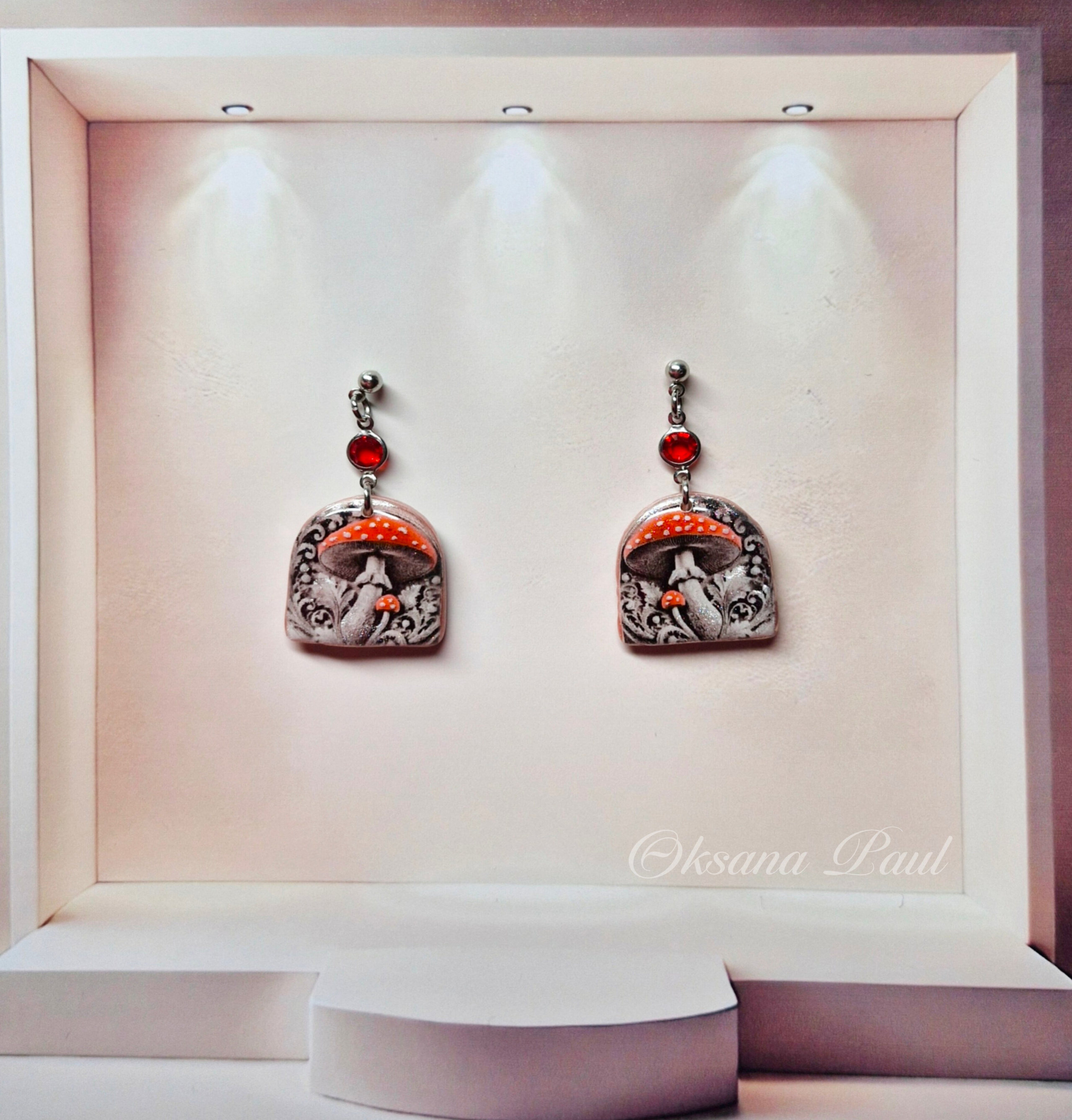 Украшения ручной лепки из полимерной глины с покрытием смолой: серьги, миниатюрные броши и арт-объекты с глянцевым блеском. Уникальные украшения Oksana Paul создаются вручную, с эффектом стеклянной поверхности, объёмными деталями и художественной подачей. Полимерная глина, смола, 3D-лепка, украшения из полимерной глины, серьги ручной работы, аксессуары ручной работы. Handgemachter Schmuck aus Polymer Clay mit Harzüberzug: Ohrringe, Miniaturbroschen und glänzende Kunstobjekte mit 3D-Effekt. Einzigartiger Schmuck von Oksana Paul – handgefertigt, mit gläserner Oberfläche, feinen Details und künstlerischem Ausdruck. Polymer Clay Schmuck, Harz Finish, handgemachte Ohrringe, Schmuckdesign, Kunstschmuck.