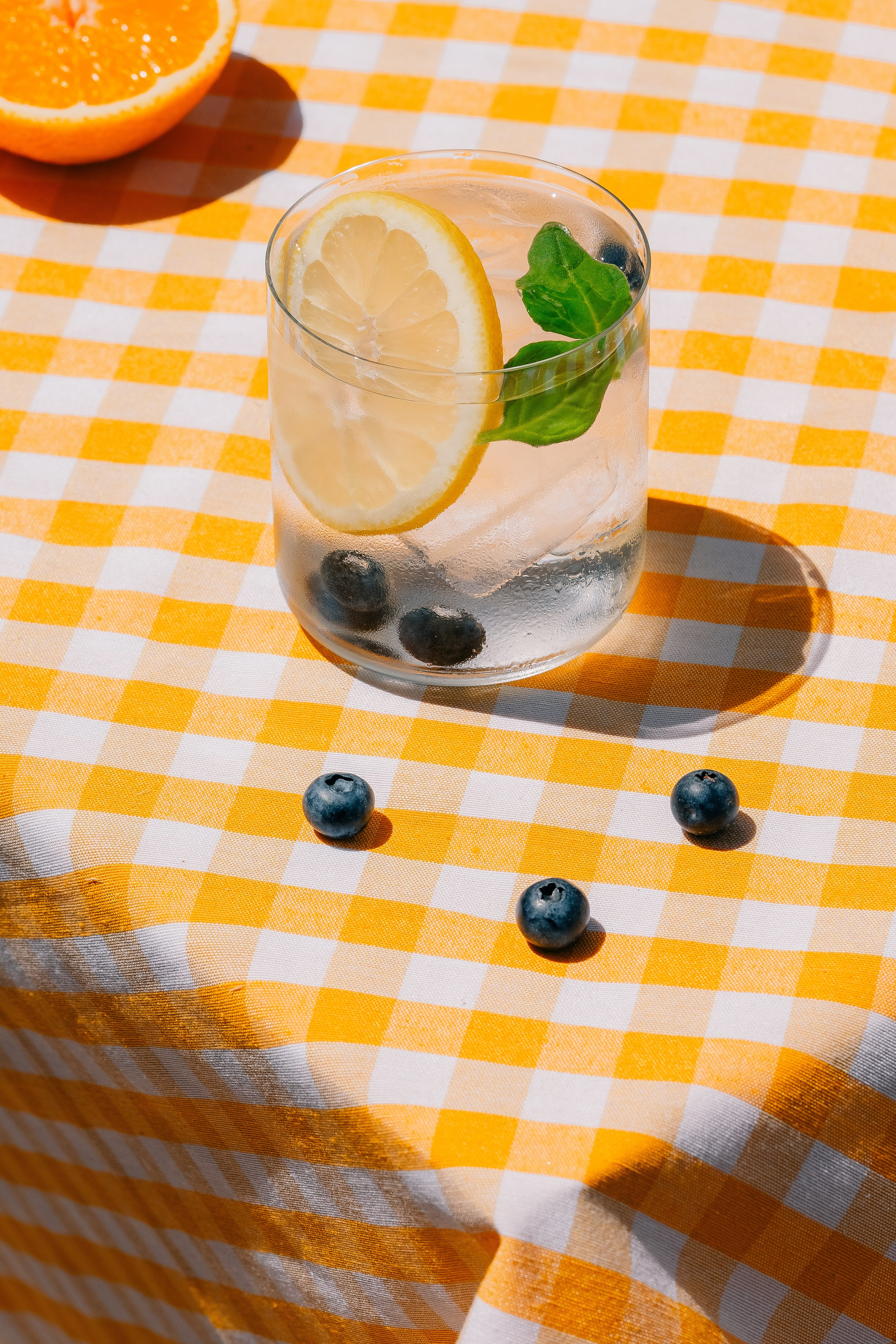 Laranjas de clima de verão e uma bebida. Maria Sher. Fotógrafa profissional do Porto, Portugal