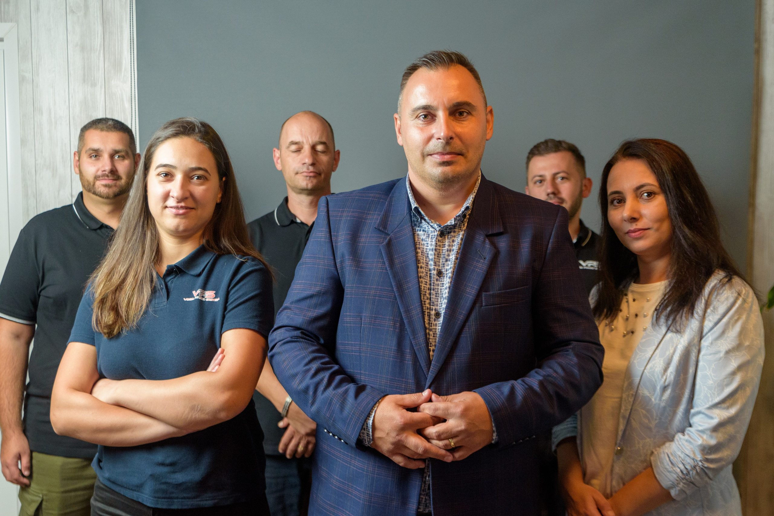 Sedinta foto de portret, fotograf corporate, fotografie de business, fotografie de studio, fotograf de portret, pozing portret, fotografie profesionala, corporate, imaginea companiei mele, logo, brand personal, fotografie de brand, imaginea mea, fotografie fashion, echipa, echipa de productie, fotografie de portret. 