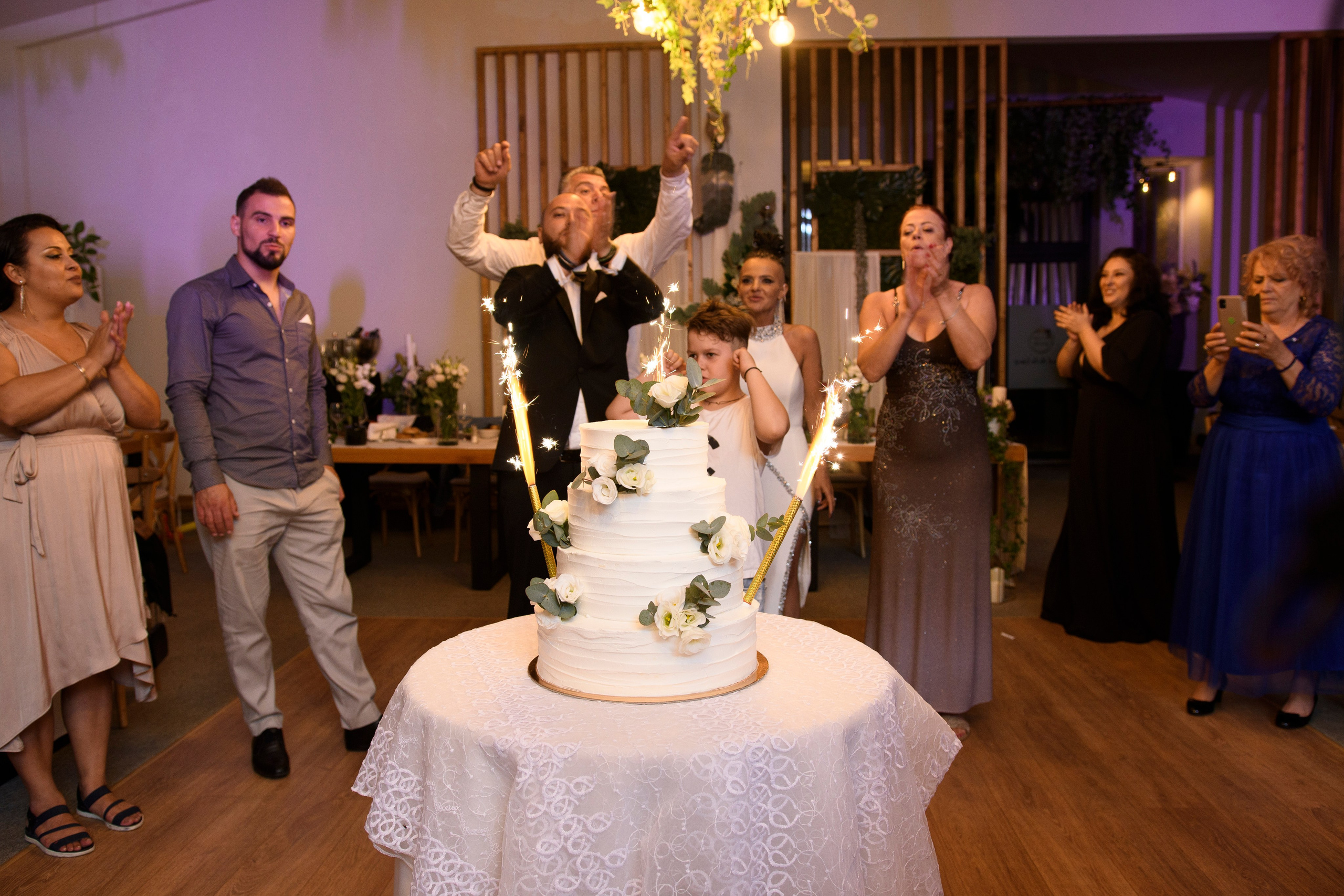 Fotografii Nunta + Botez Ciresul Salbatic. MDimaFotoStudio. Fotograf de nuntă, evenimente private și de familie