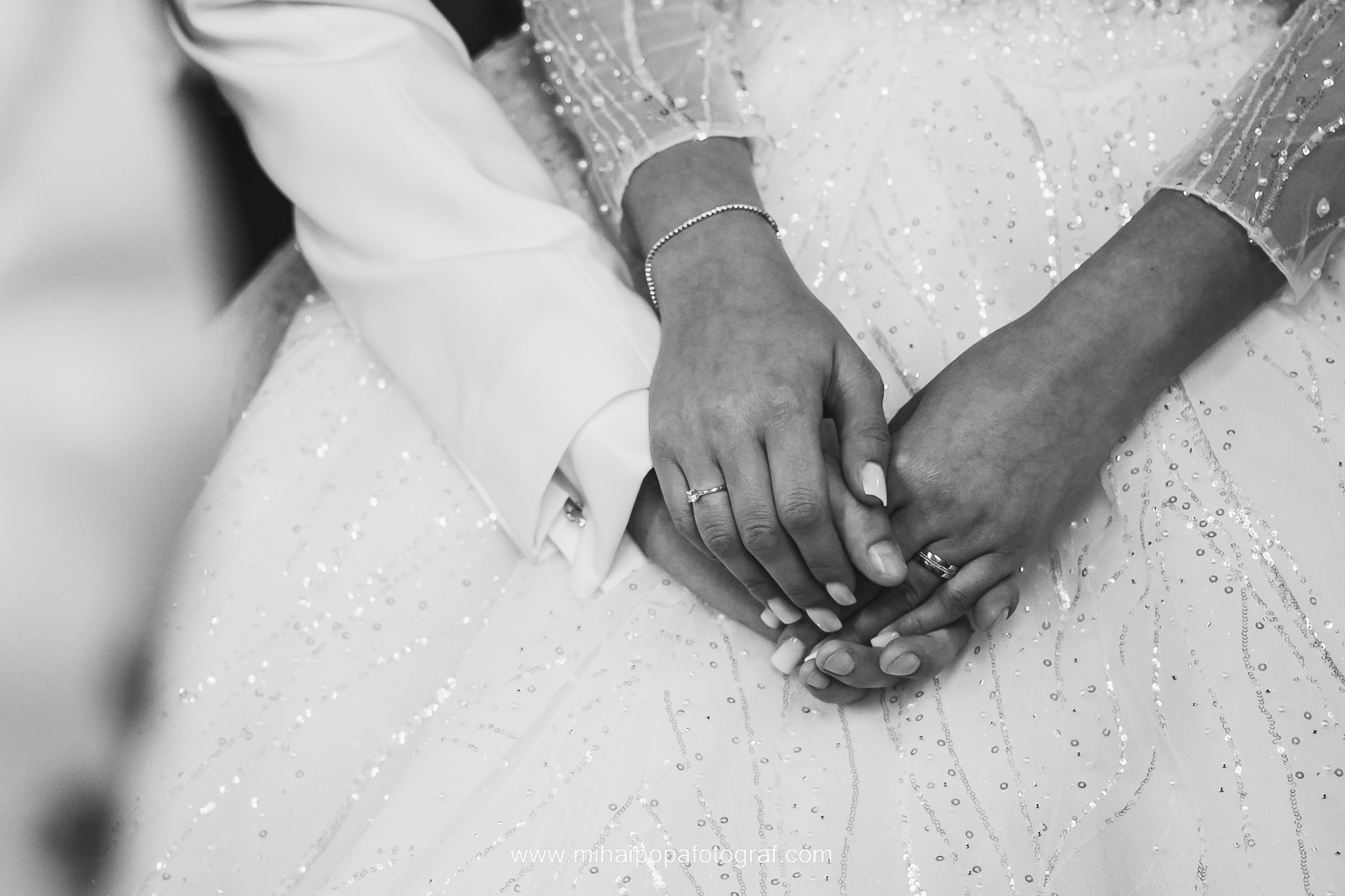 Moment emoționant între miri în ziua nunții, surprins într-un cadru natural și romantic, la Bolintin-Vale. Fotografie de nuntă profesională, editată artistic pentru a evidenția emoția și eleganța evenimentului.