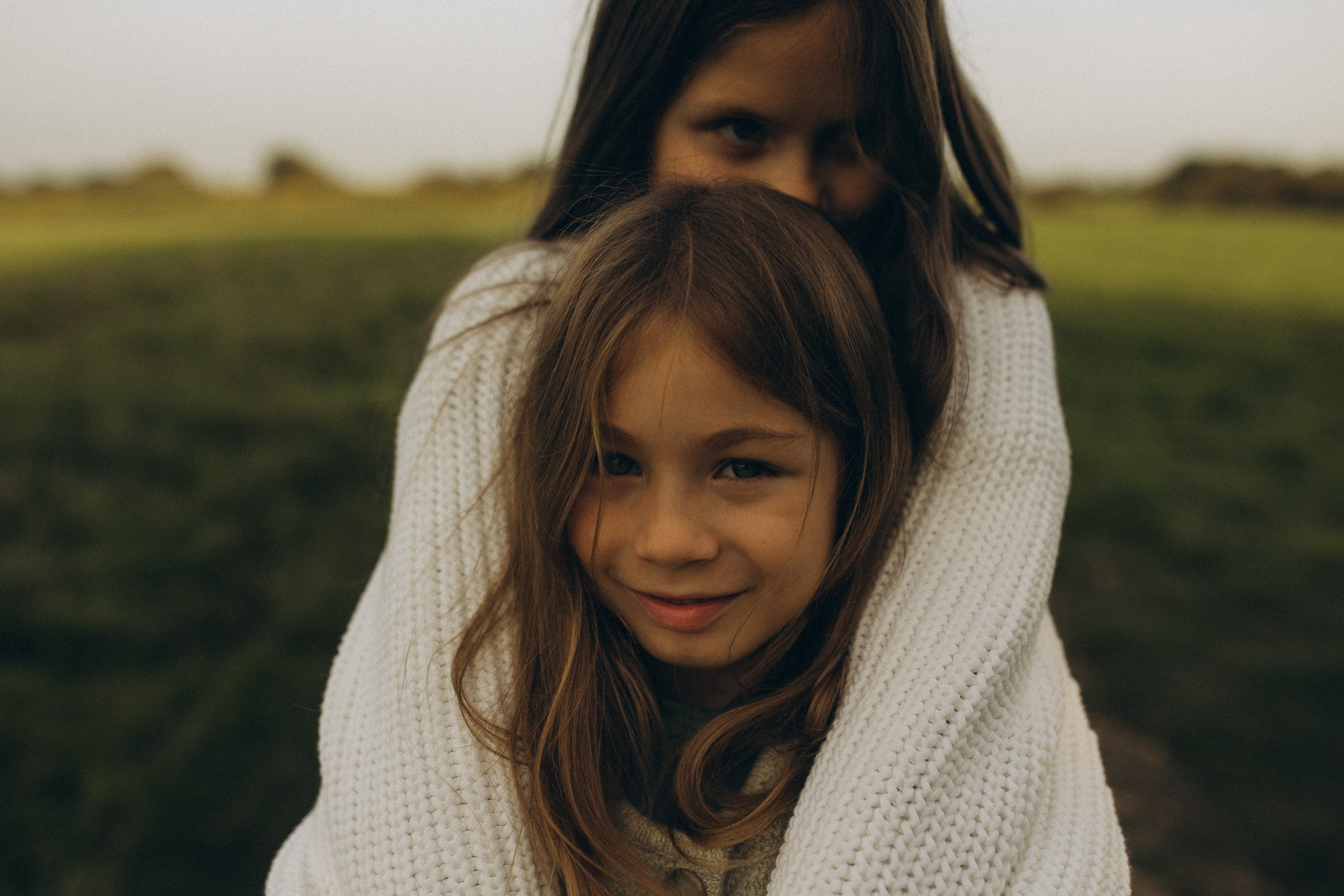 Mama und ihre zwei bezaubernden Töchter in einer familiären Fotosession. Familien & Hochzeitfotografin Nadja Holzmann